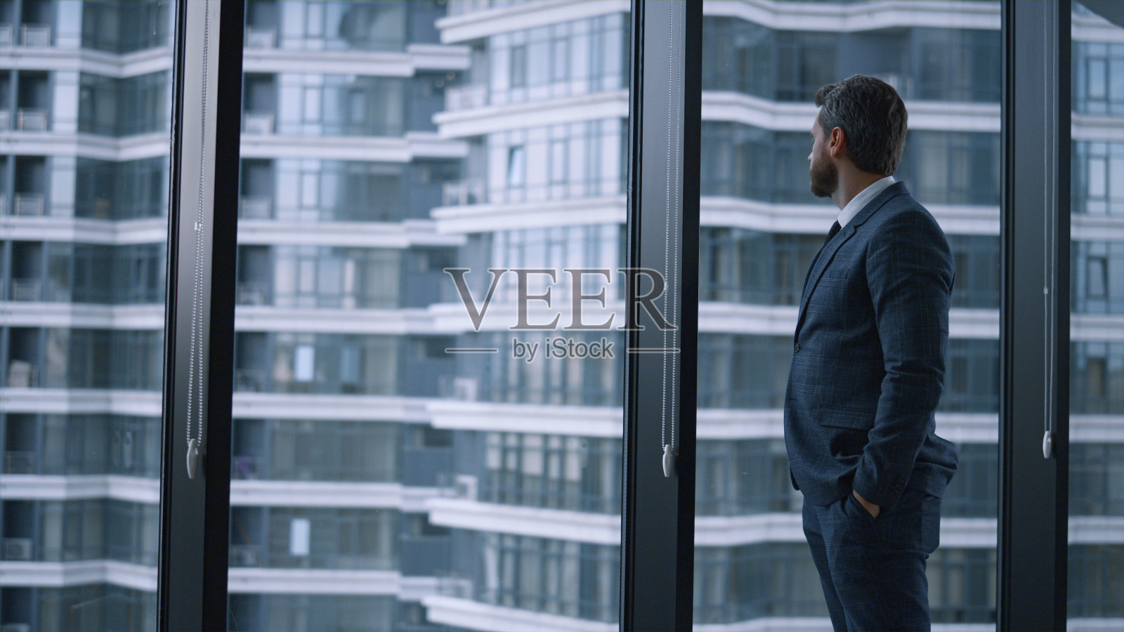 企业家走过公司大楼。商人在办公室里看窗户。照片摄影图片
