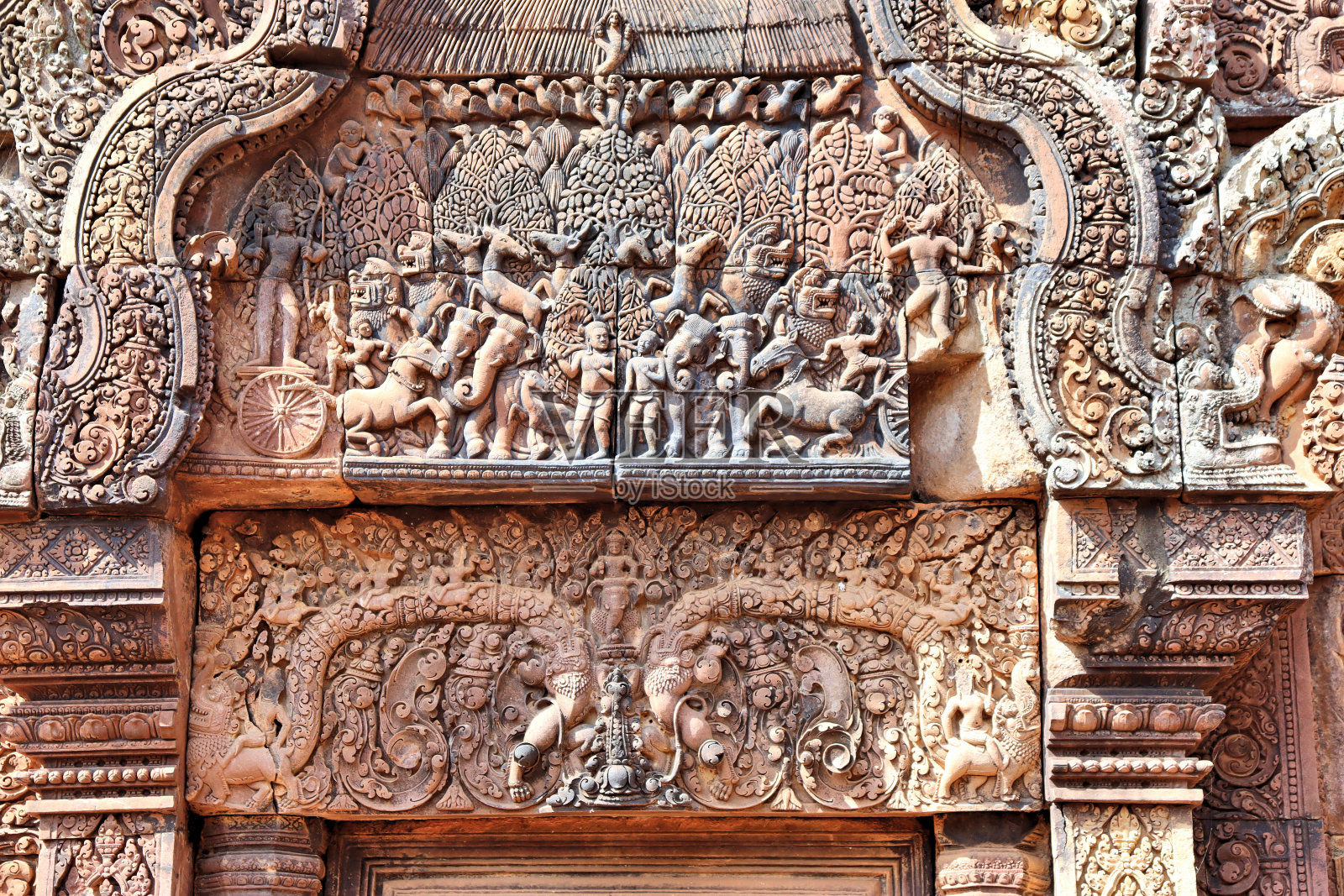 柬埔寨丛林中的庙宇和雕塑照片摄影图片