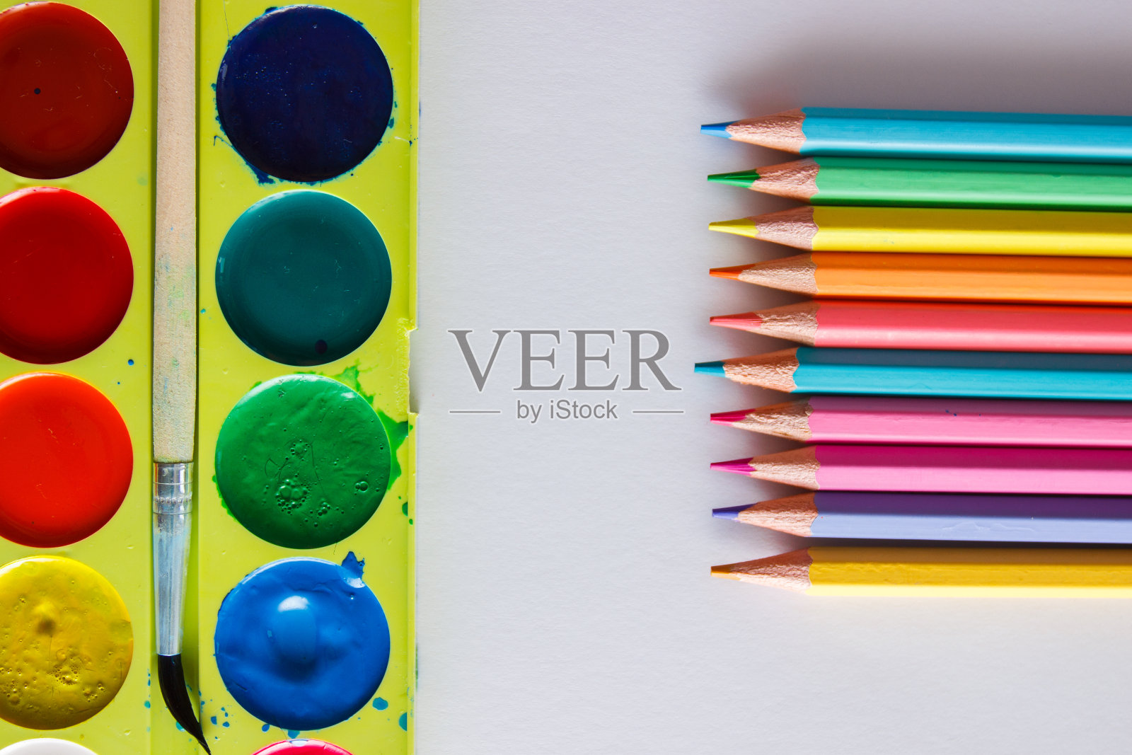 学校设备上桌，教育理念照片摄影图片