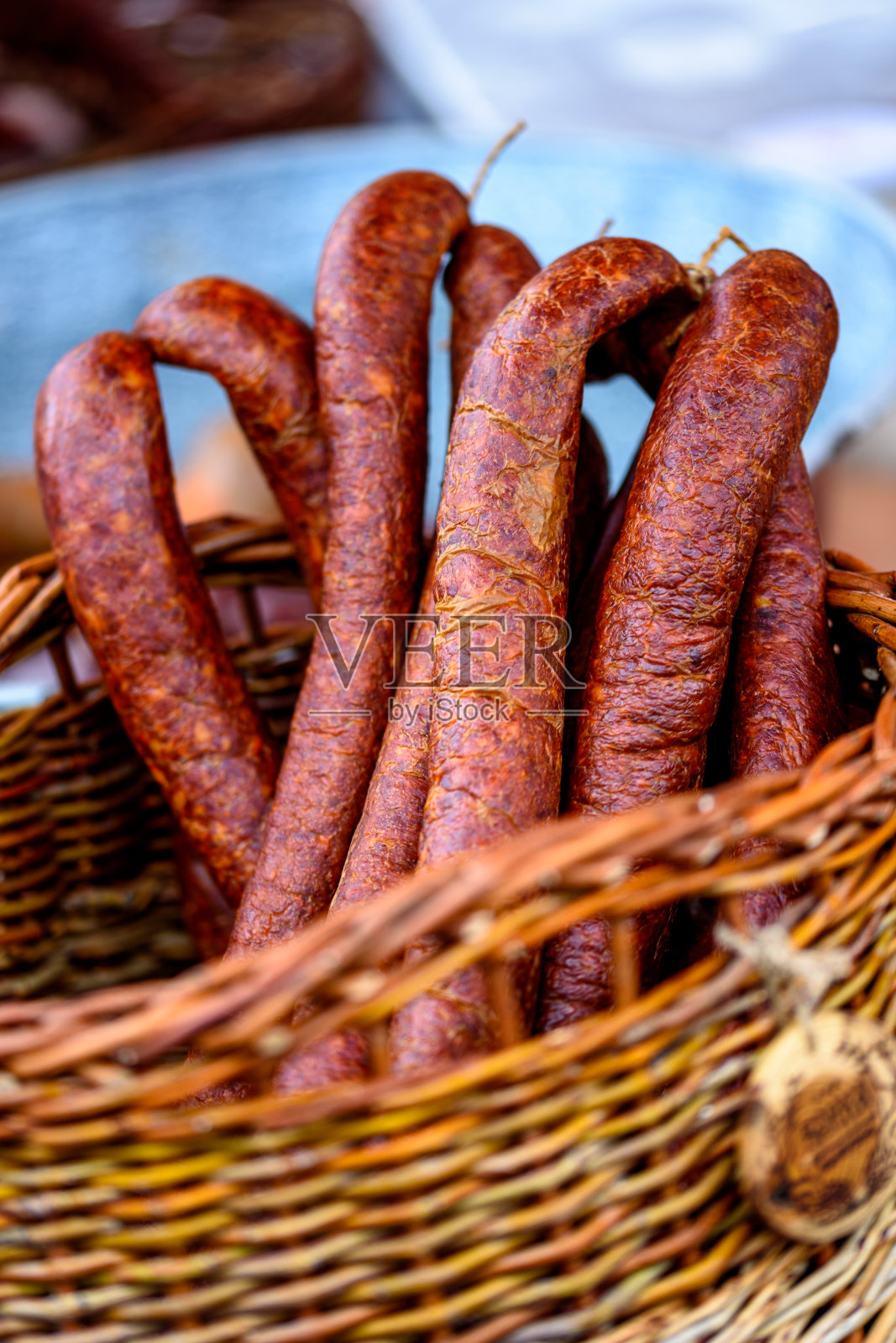 桌上放着熏过的自制产品照片摄影图片