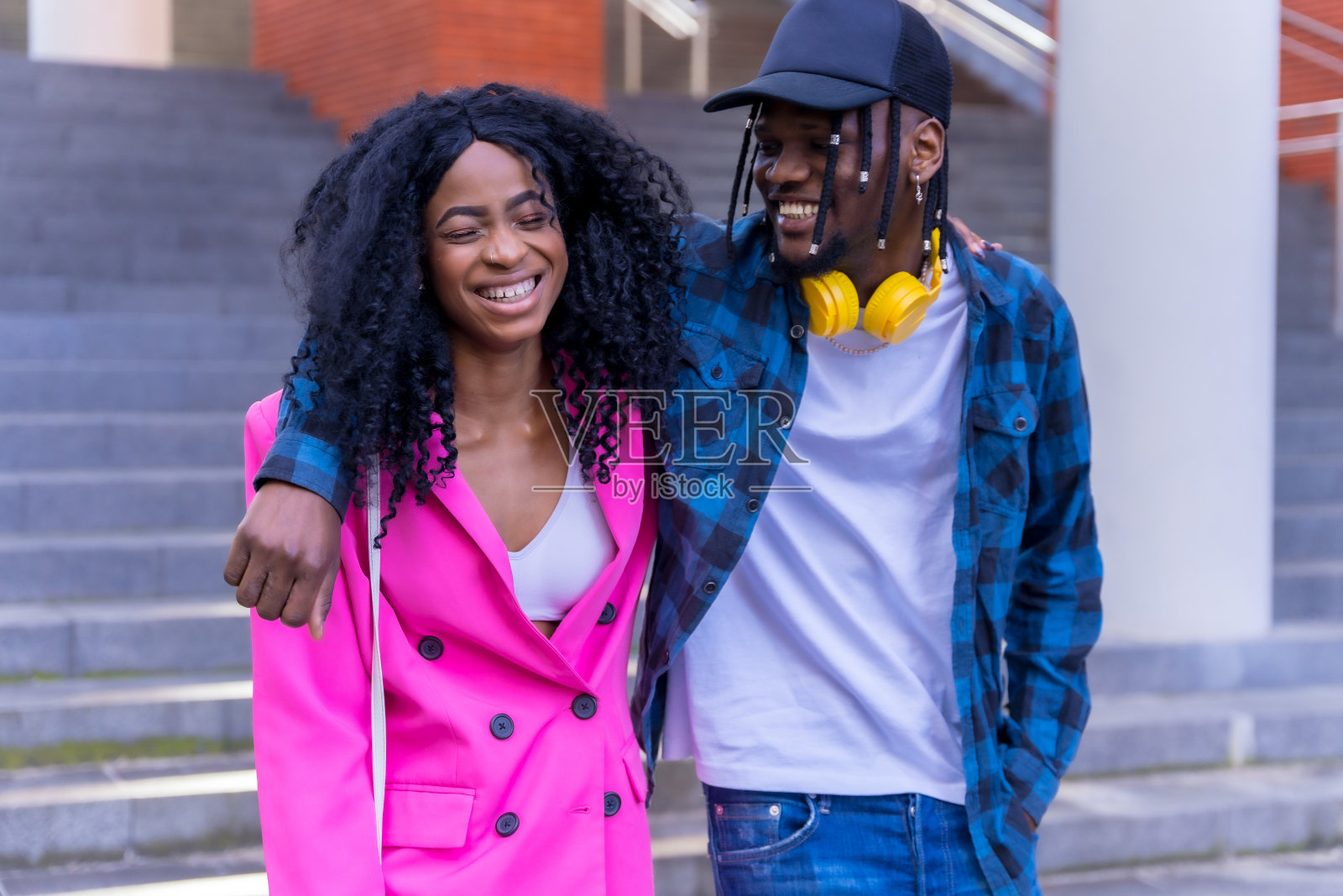 年轻的非裔美国女性在城市，朋友的生活方式，拥抱有乐趣照片摄影图片