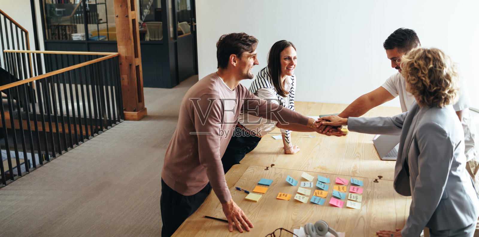 商界女性和男性在董事会中携手推动我们营销机构的成功照片摄影图片