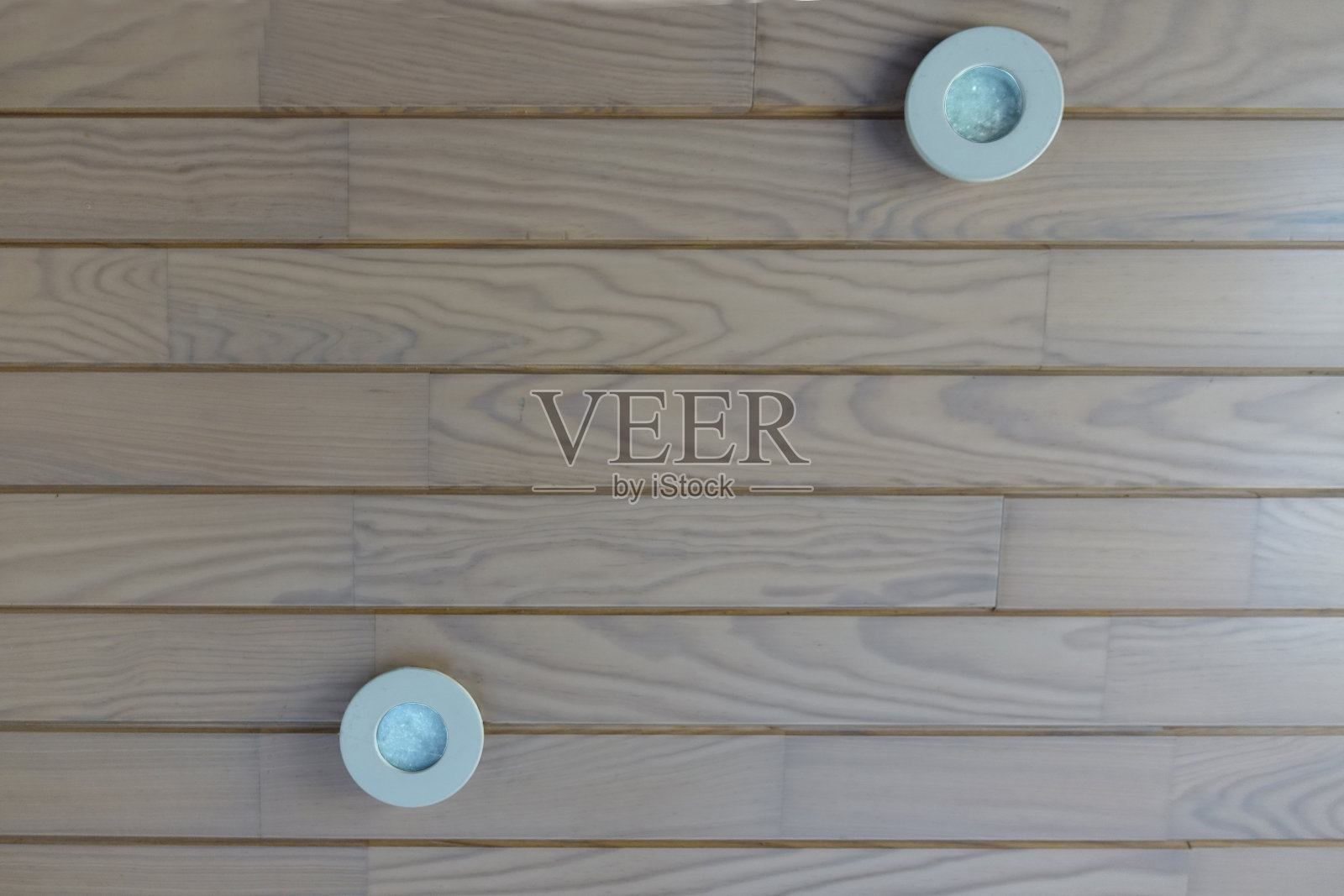 木质镶板天花板，嵌壁式灯泡照片摄影图片