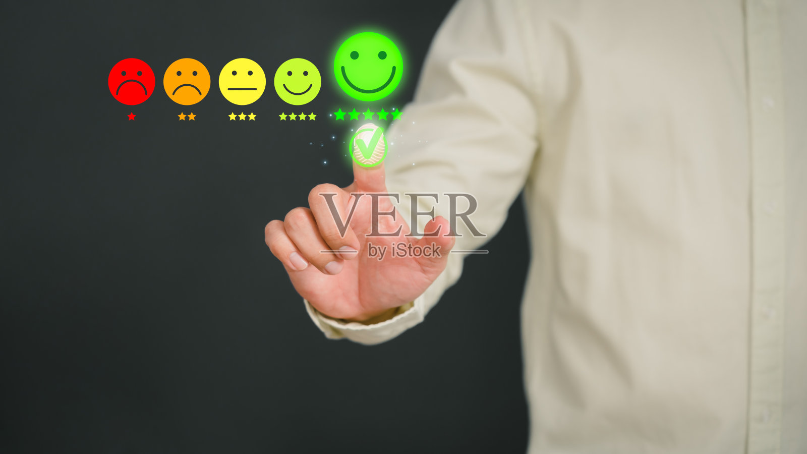 男子触摸虚拟屏幕上的快乐笑脸图标给予满意的服务。评价非常深刻。客户服务，证明和满意的概念。照片摄影图片