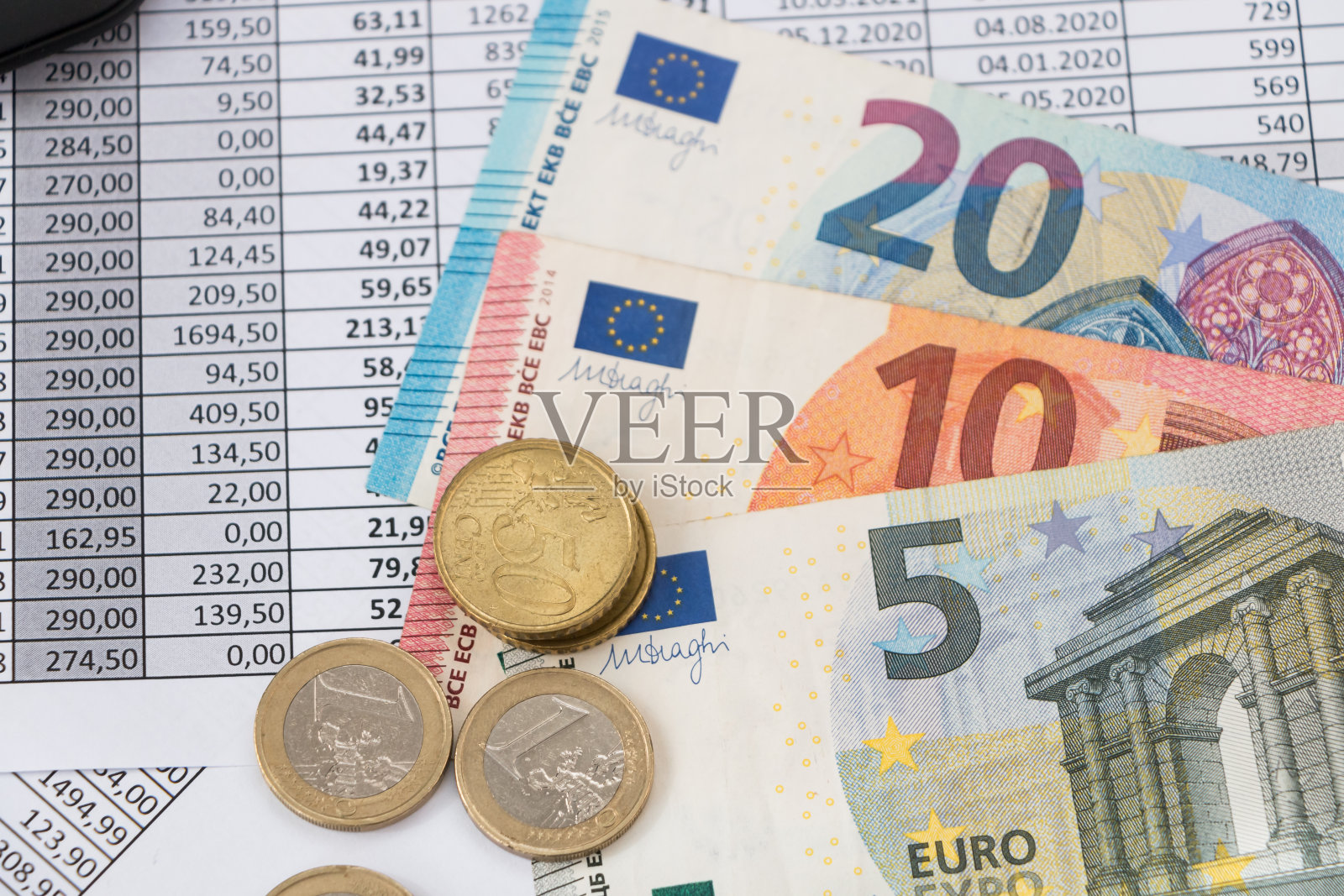 Euro and еuro coins lying on the financial schedule照片摄影图片