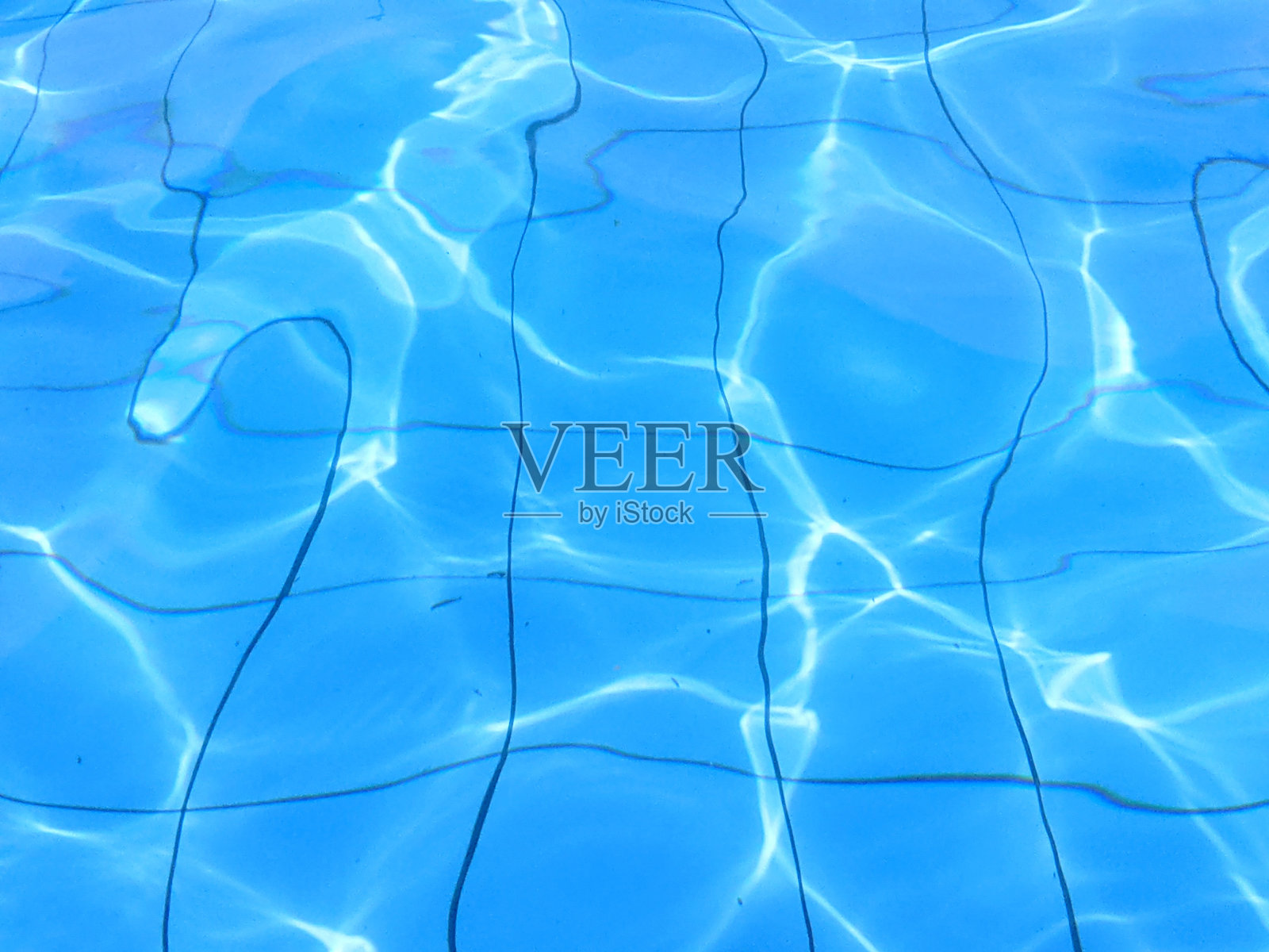 池子里的水看起来是蓝色的照片摄影图片