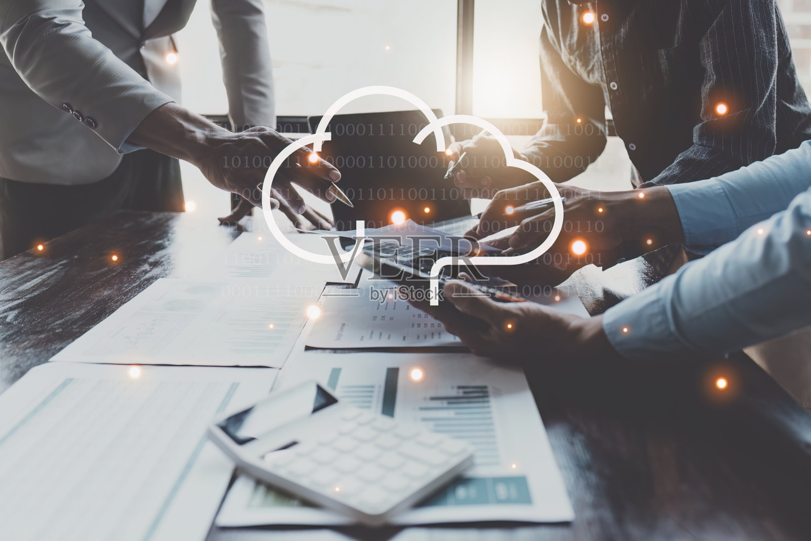 行政或会计与合作伙伴开会审核财务计划销售，以达到明年设定的目标。财务、会计概念照片摄影图片