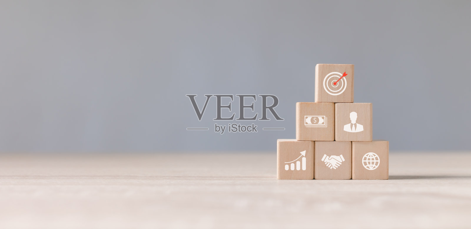 木制方块堆叠，图标关于商业战略和行动计划。飞镖和箭头用于设定企业目标。目标明确，有针对性的经营理念。副本的空间。照片摄影图片