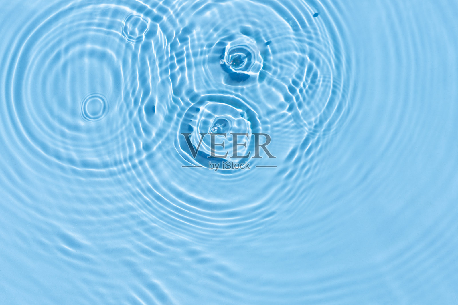 阳光下蓝色水面上的雨滴和灯泡。俯视图，平面布局照片摄影图片