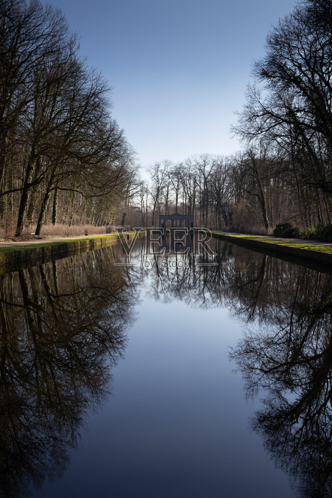 比利时阿尔斯特的倒影池城市公园照片摄影图片