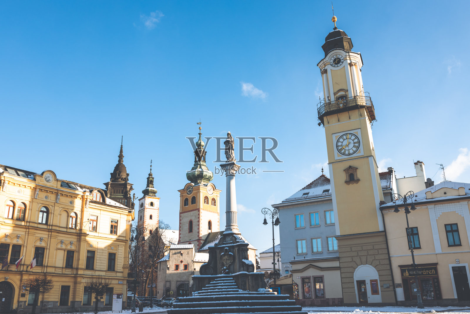 斯洛伐克班斯卡比斯特里察，广场上有玛丽安圆柱、钟塔和城堡照片摄影图片