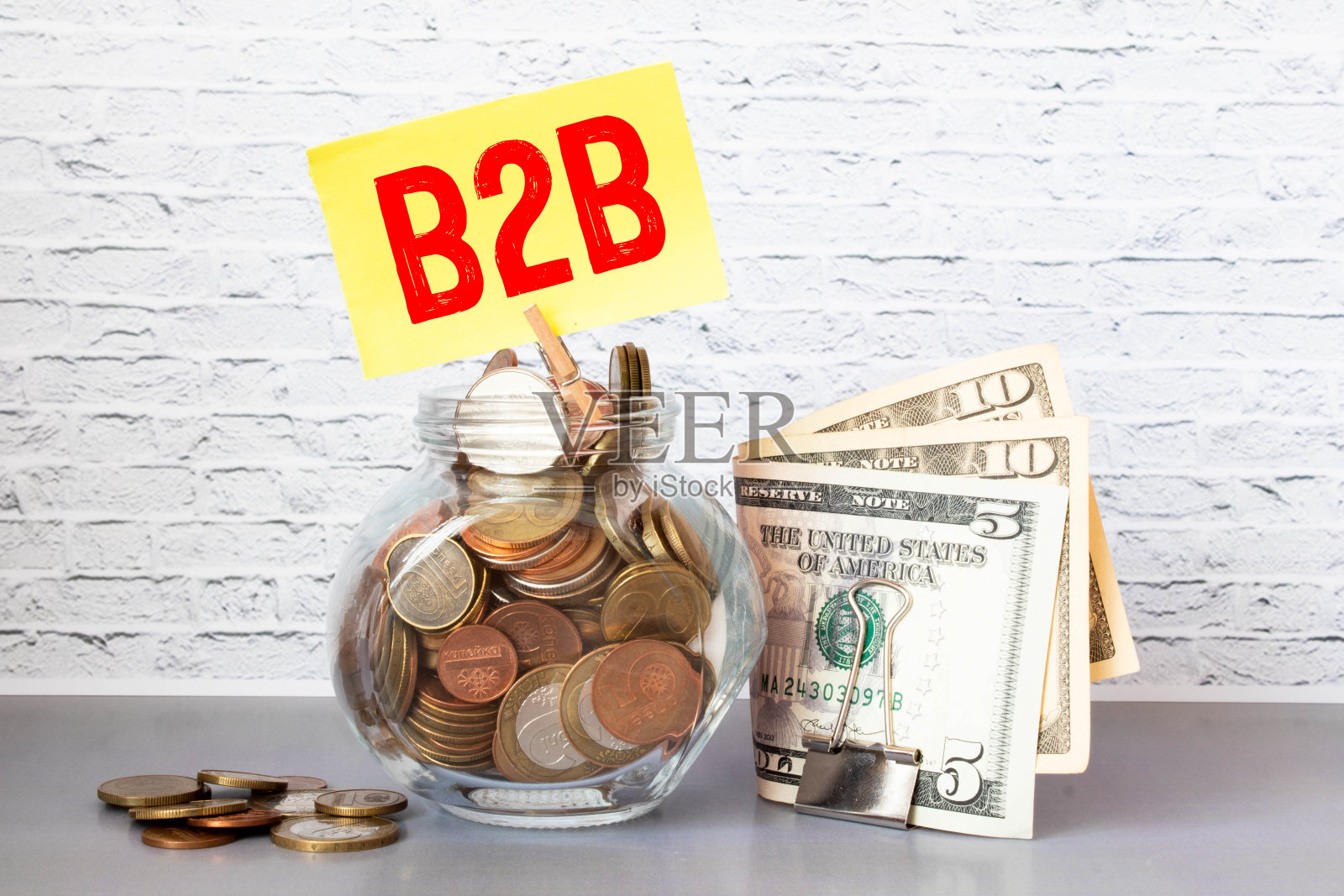 手持木方块与B2B文本。B2B -企业对企业的缩写照片摄影图片