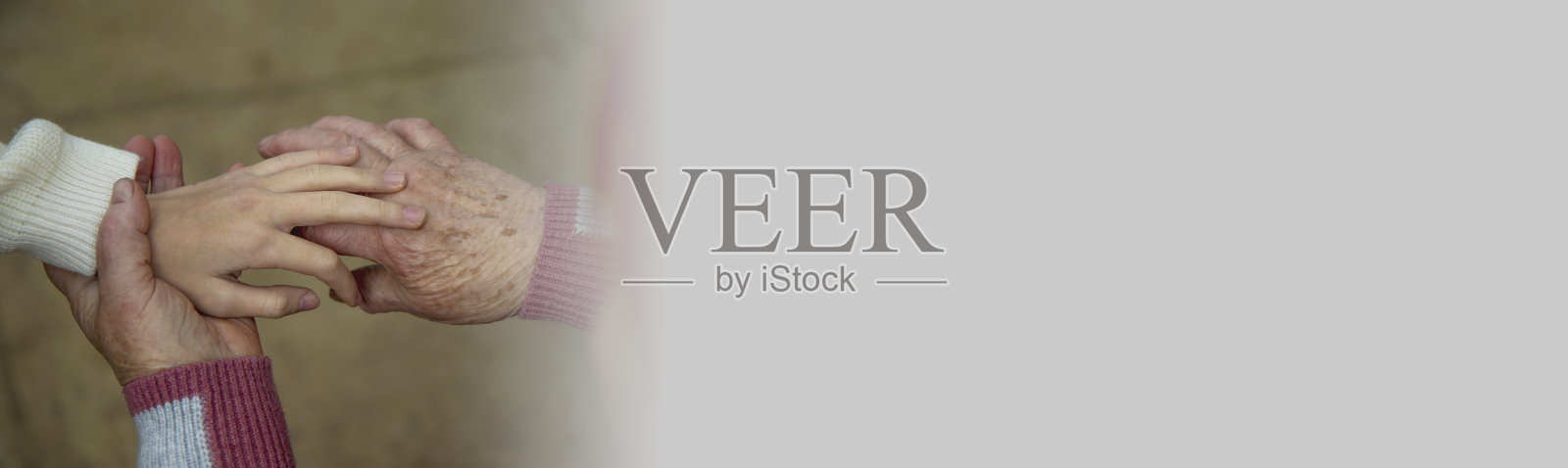 一个老妇人和一个小女孩的手。接受年龄的概念，手部皮肤结构的差异。特写镜头照片摄影图片