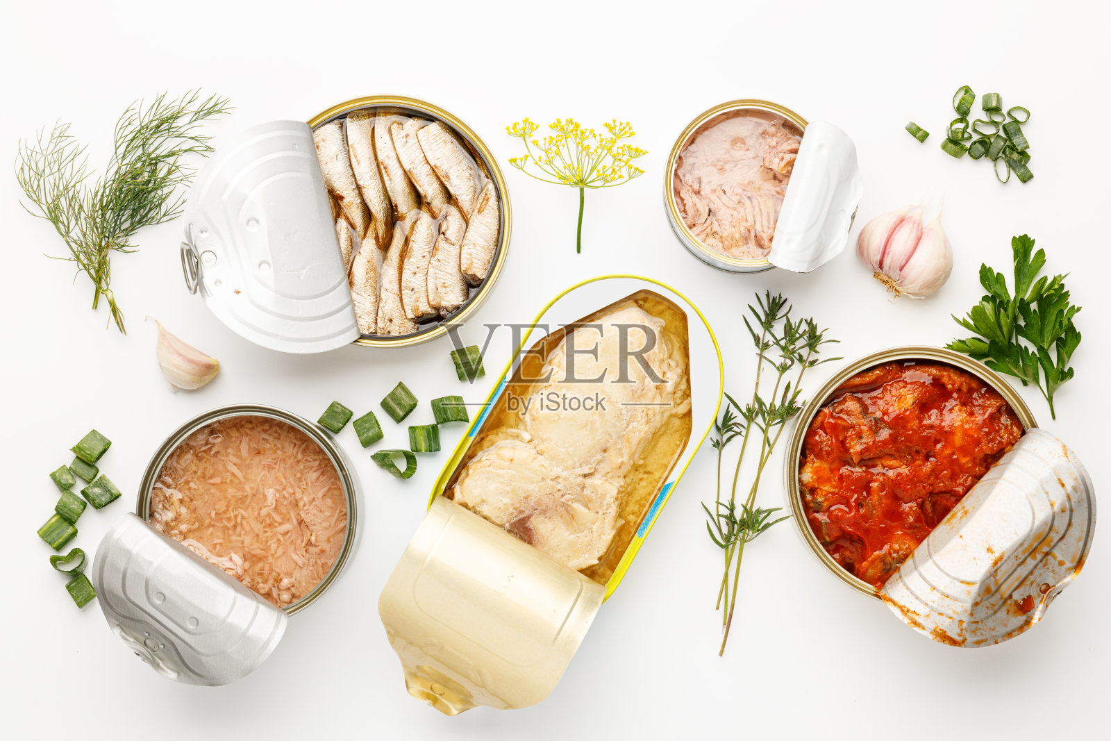 各种各样的罐头鱼在白色的背景。照片摄影图片