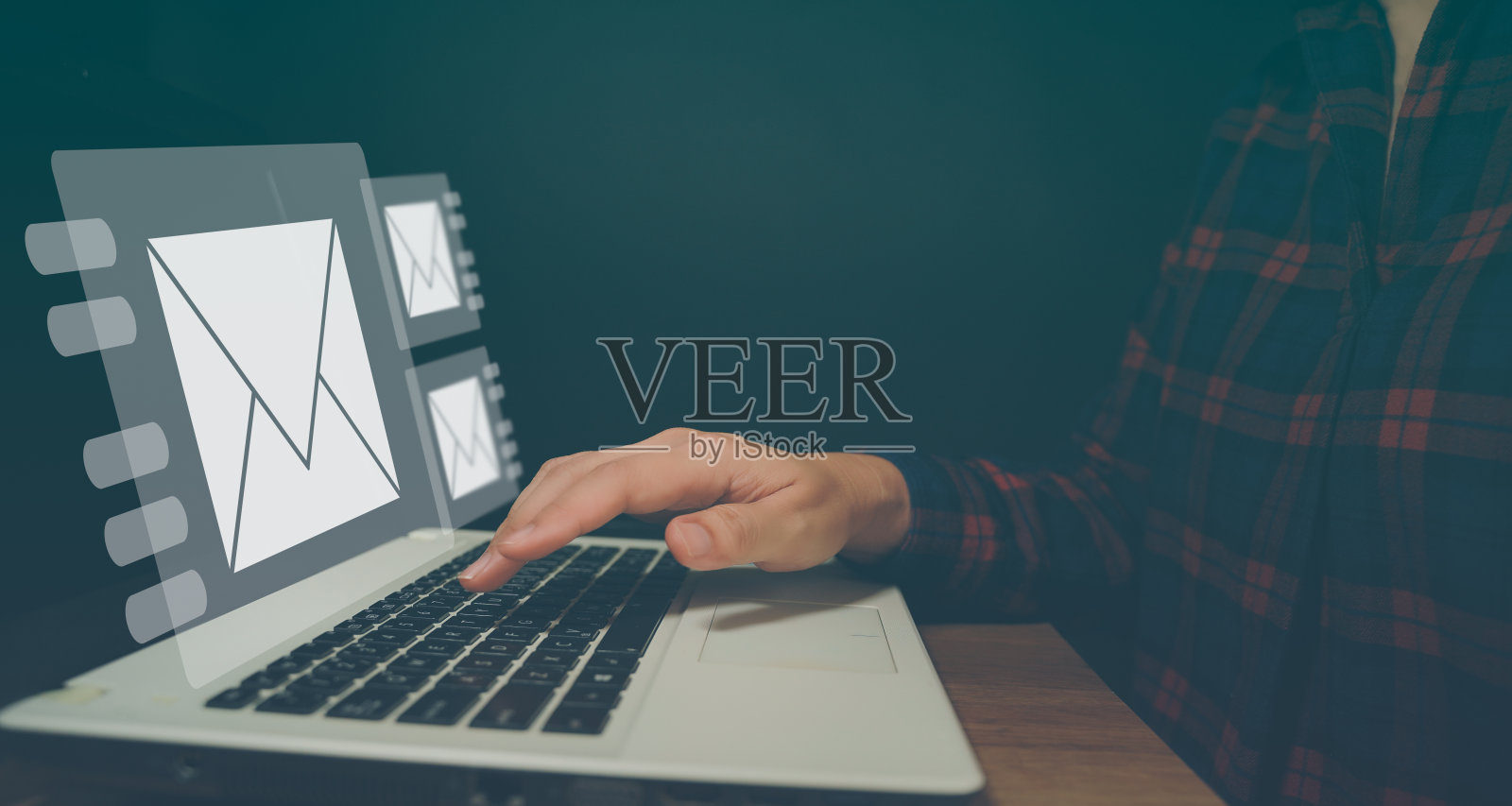 商人用笔记本电脑在键盘上打字，在办公桌上用电子邮件图标上网，电子邮件营销概念，发送电子邮件或新闻信，在线工作互联网网络。照片摄影图片