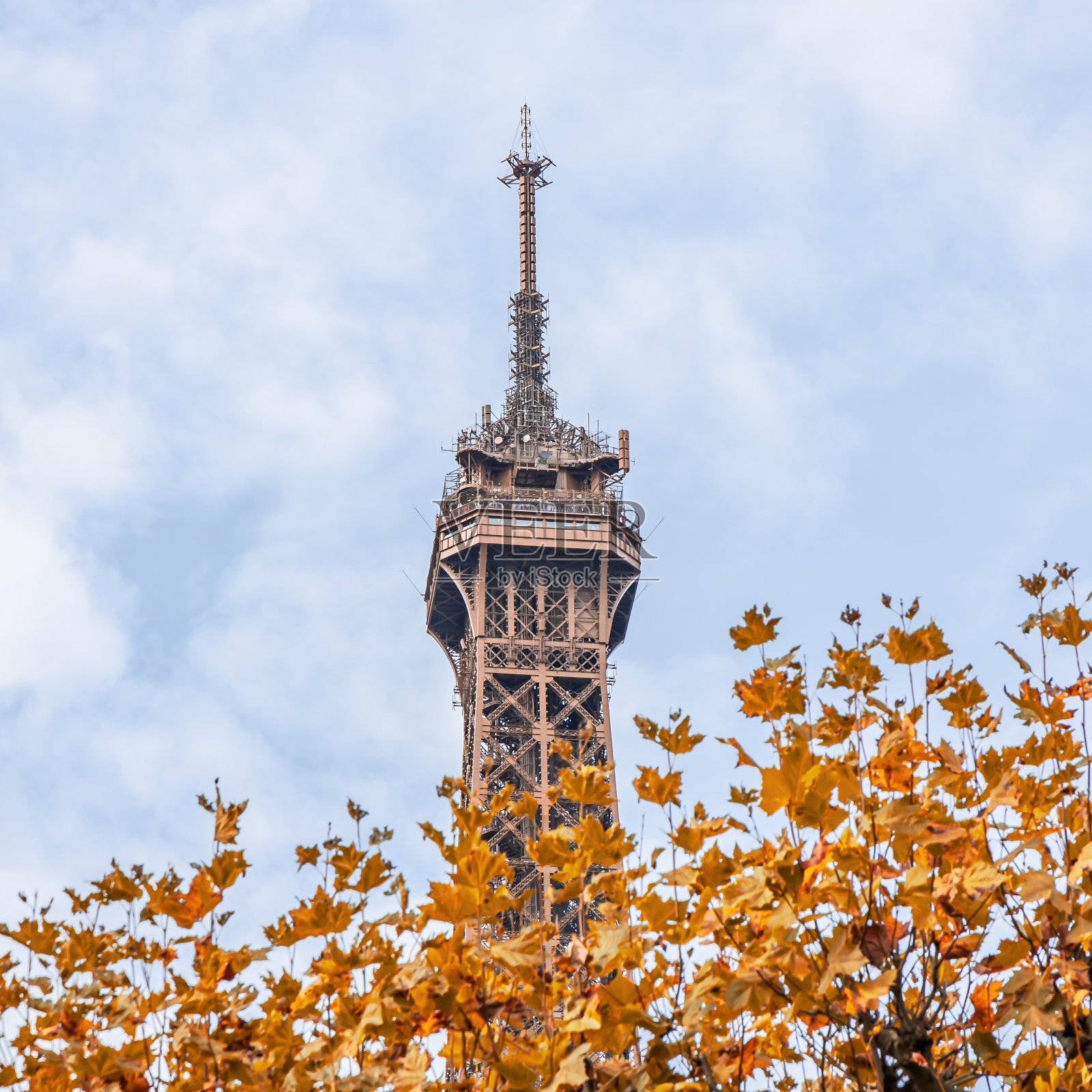 秋天的一天，巴黎埃菲尔铁塔的顶部照片摄影图片