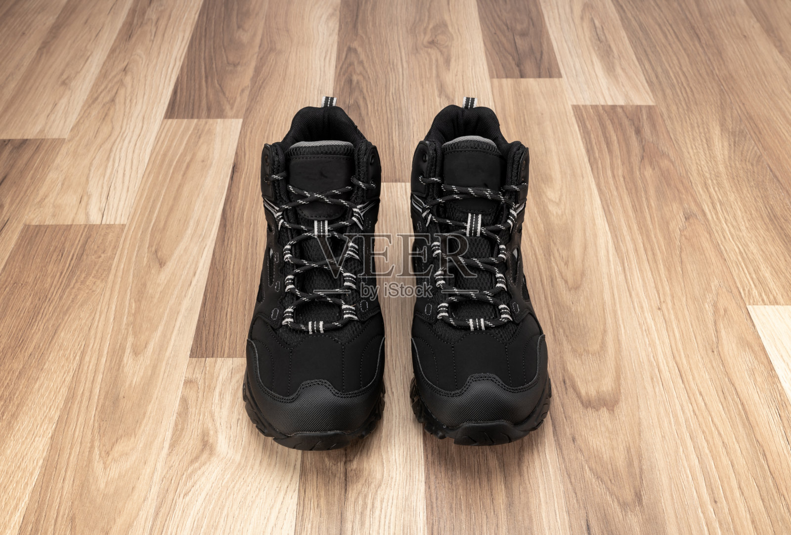 一双黑色登山靴照片摄影图片
