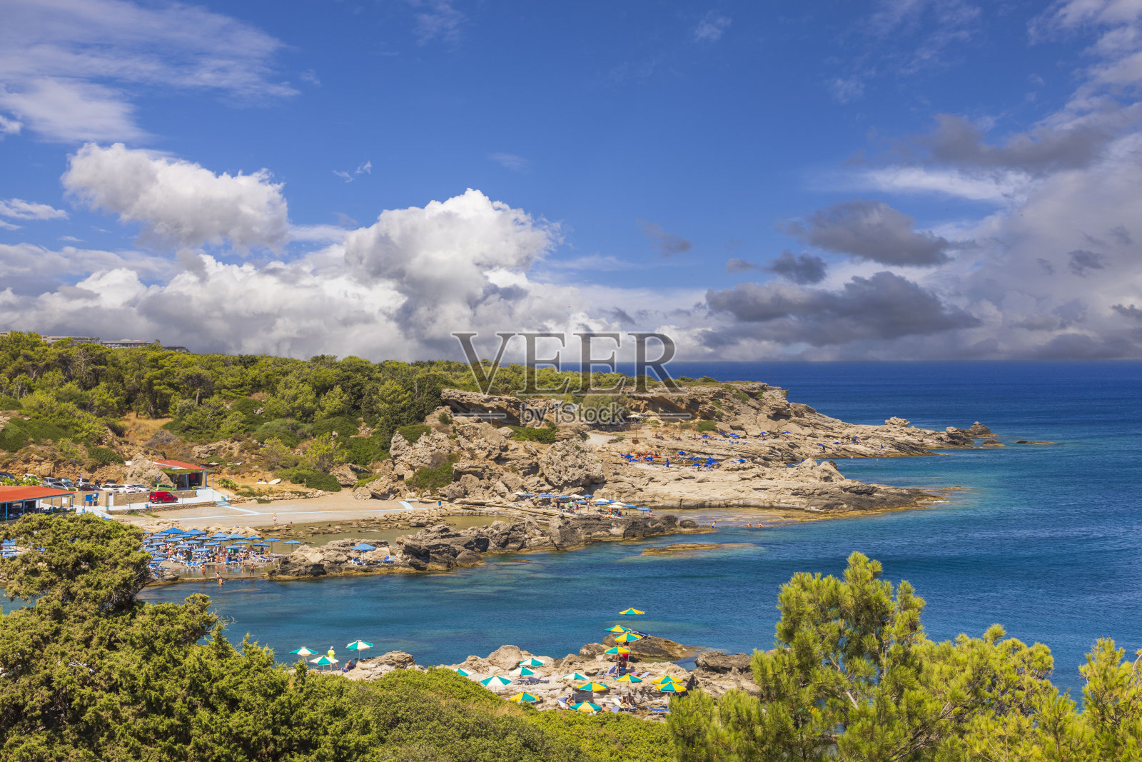 从山脉到地中海沿岸岩石线的美丽景色，可进入罗德岛的沙滩酒店。希腊。照片摄影图片