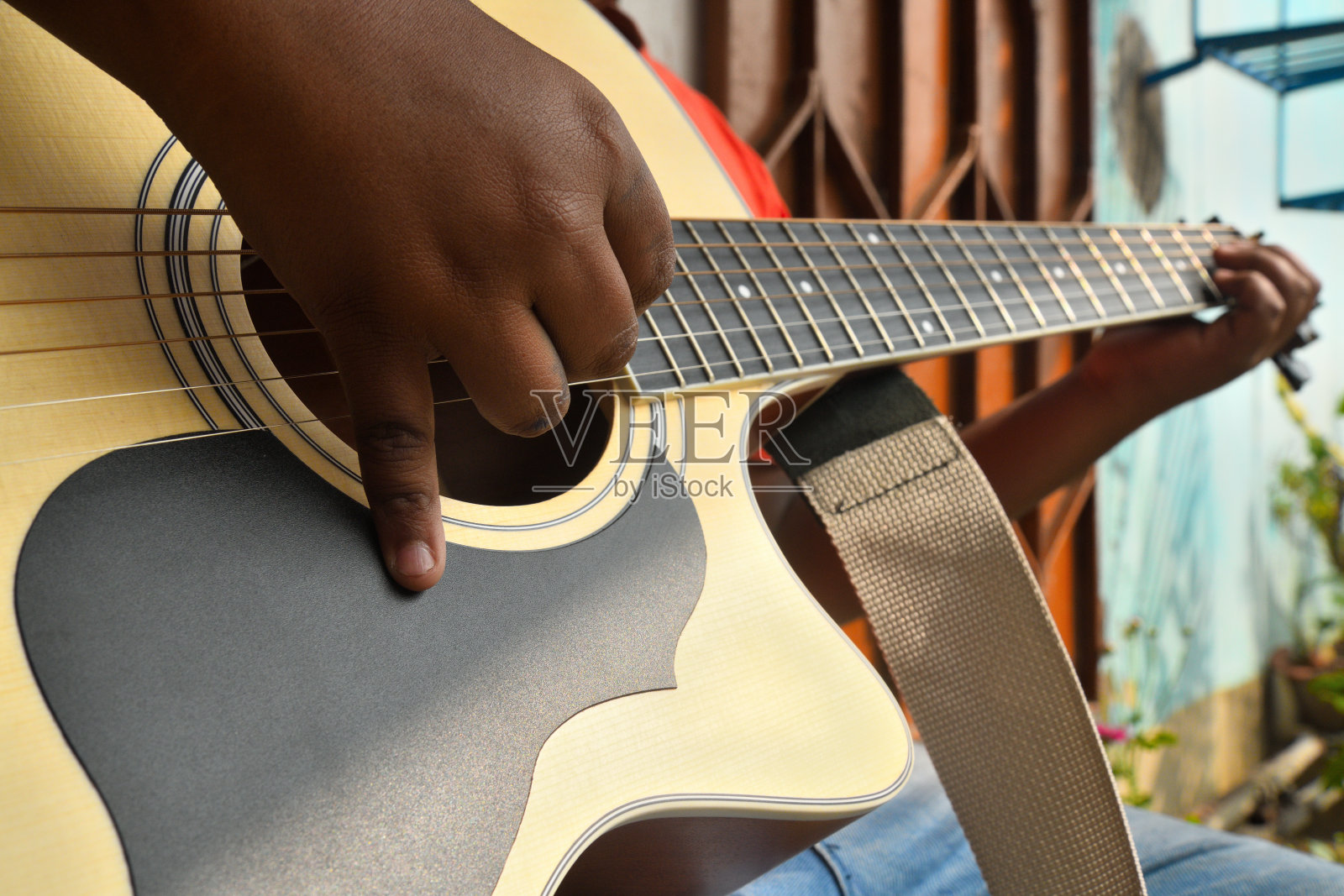 弹吉他照片摄影图片