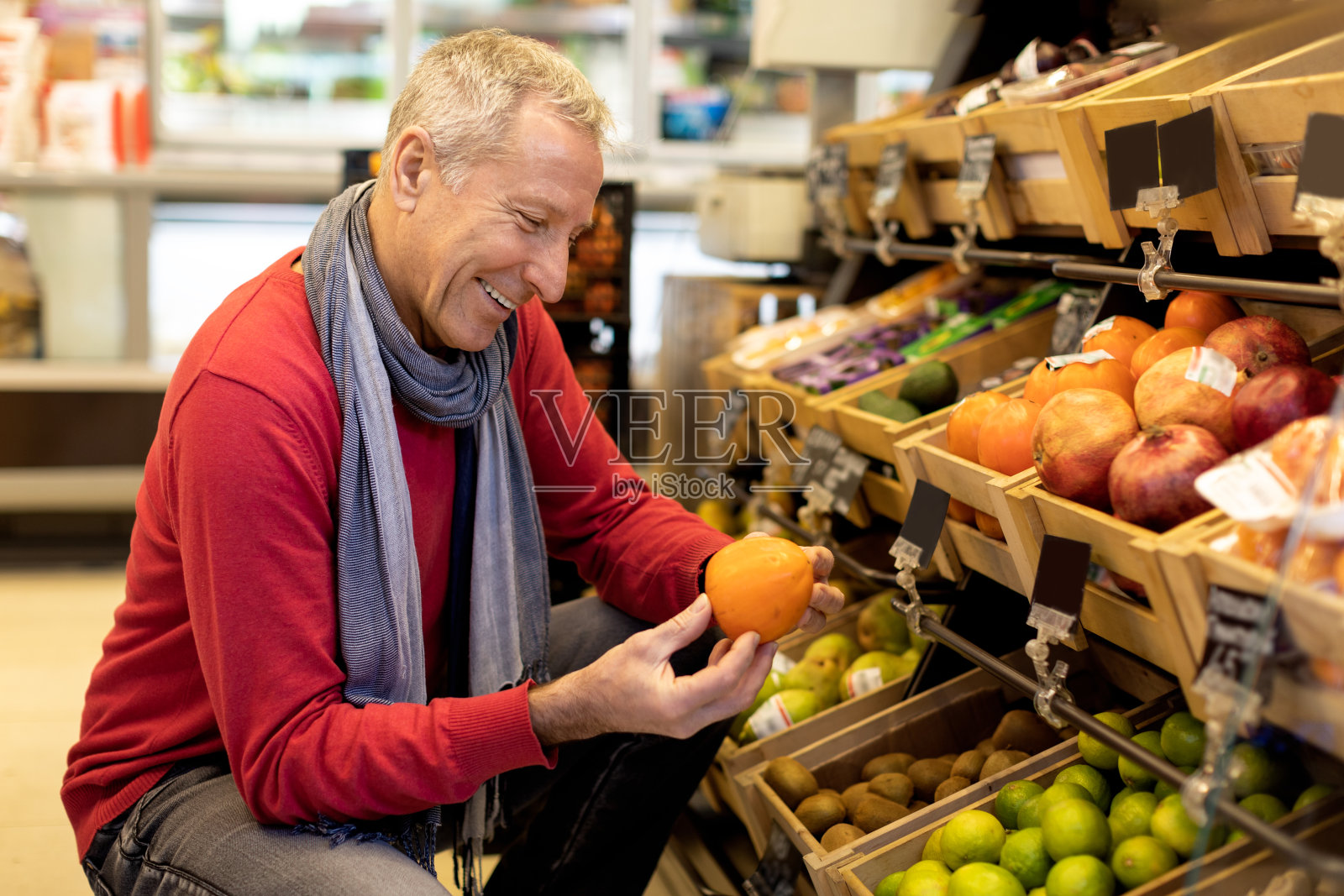 男性顾客在超市享受高品质的产品照片摄影图片