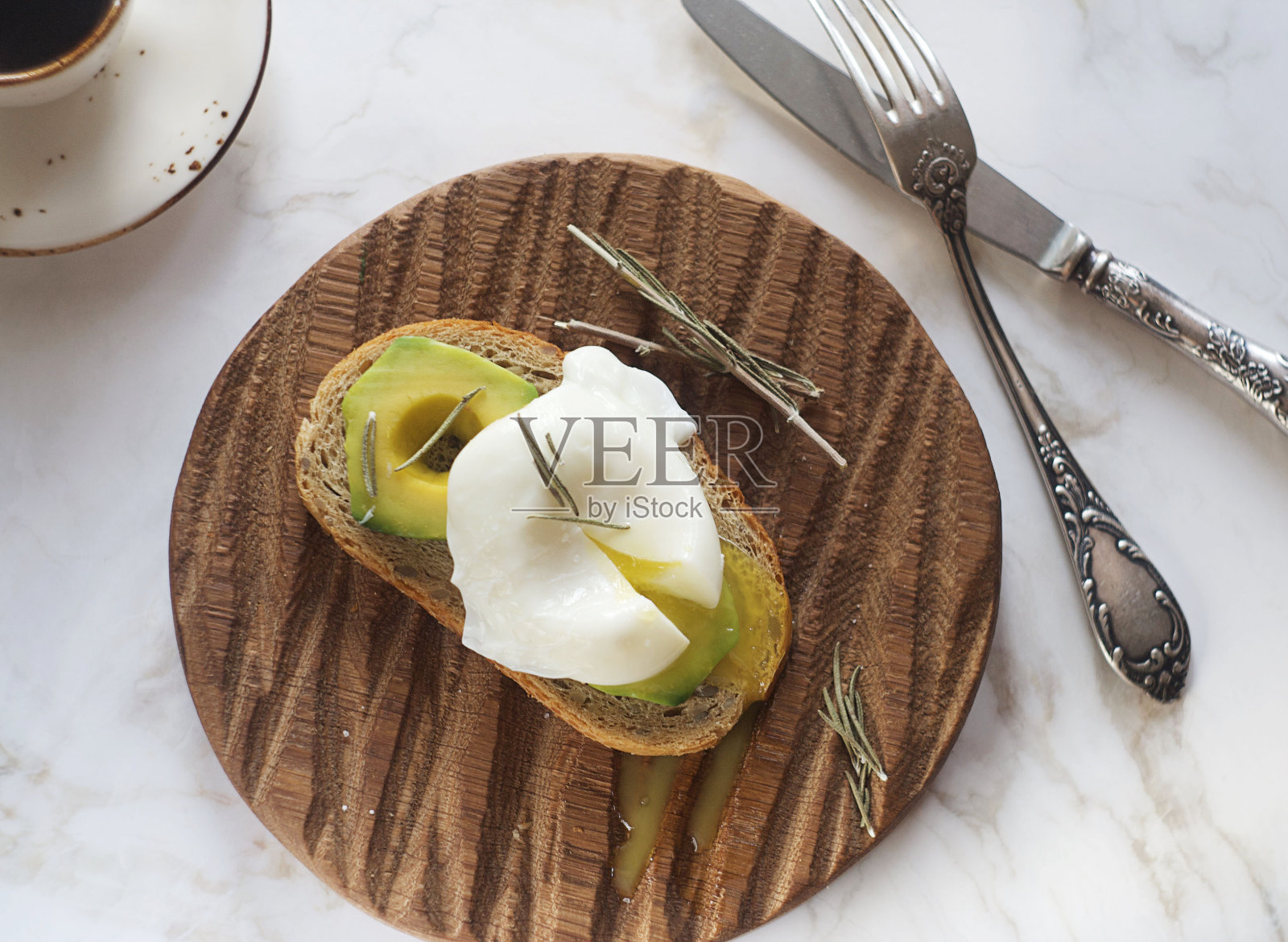 荷包蛋和牛油果三明治照片摄影图片
