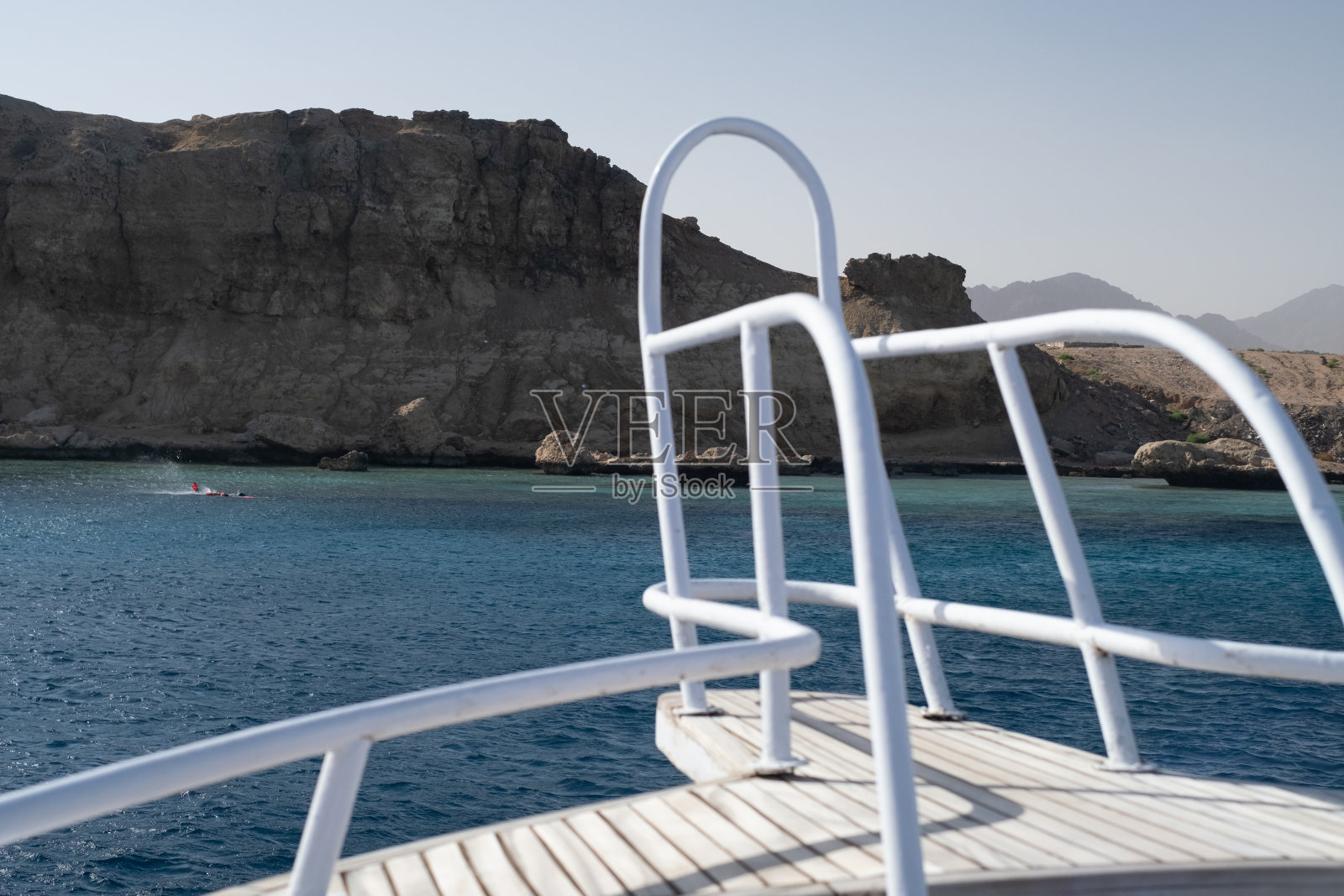 美丽的白色私人游艇，在埃及红海上乘船旅行照片摄影图片