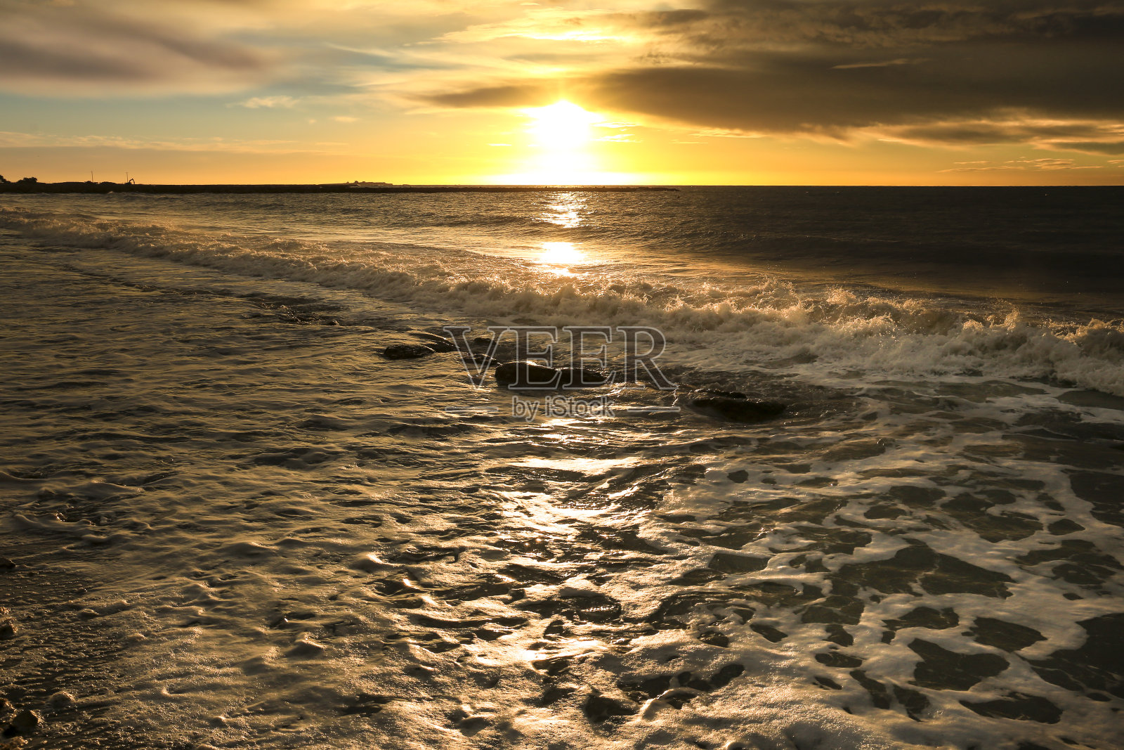 海滩上壮观多彩的日出照片摄影图片