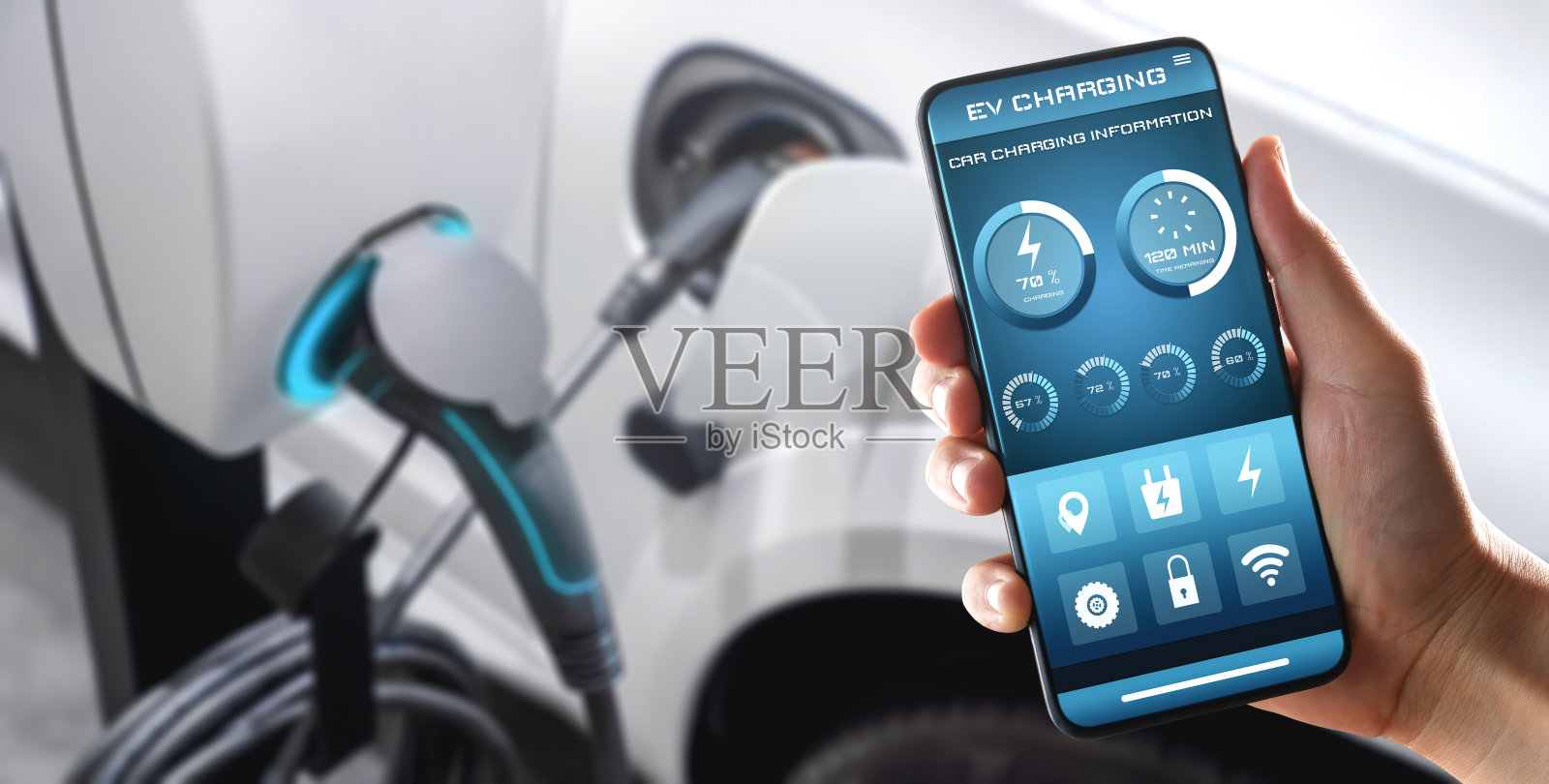 电动汽车充电站的移动应用程序显示充电状态。电力由可持续资源生产，供应给充电站，以减少二氧化碳排放。照片摄影图片