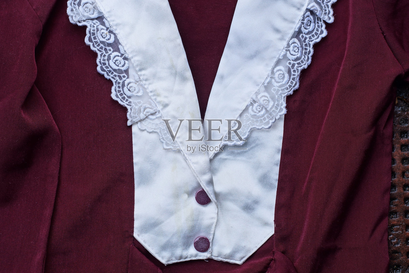 白色有纽扣的织物领子照片摄影图片