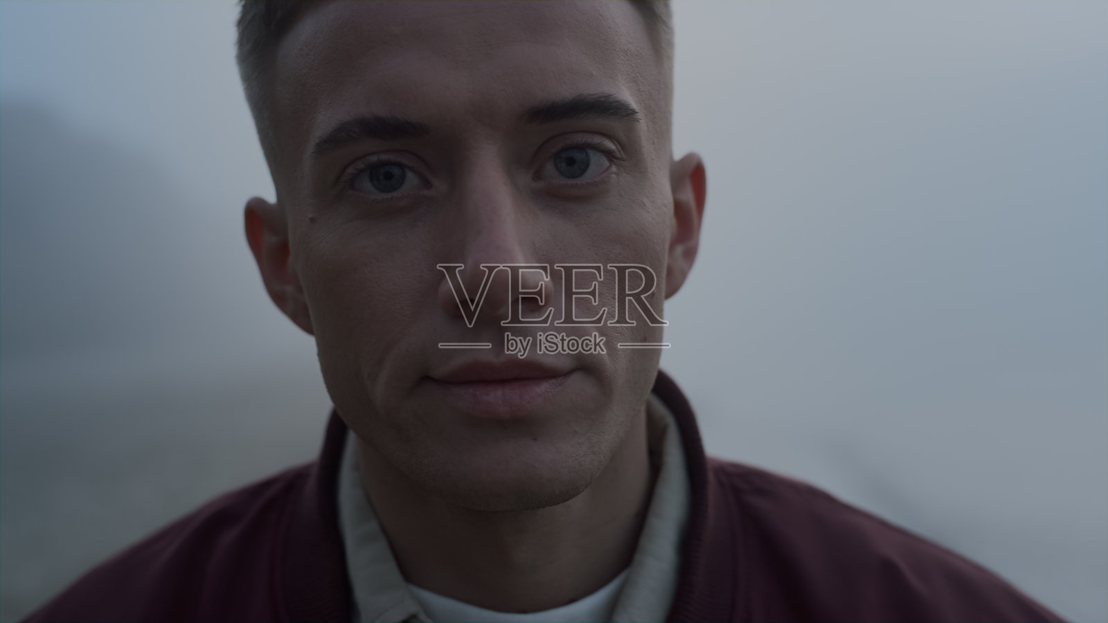 有思想的家伙看着外面。严肃的男人在相机前摆姿势的肖像照片摄影图片