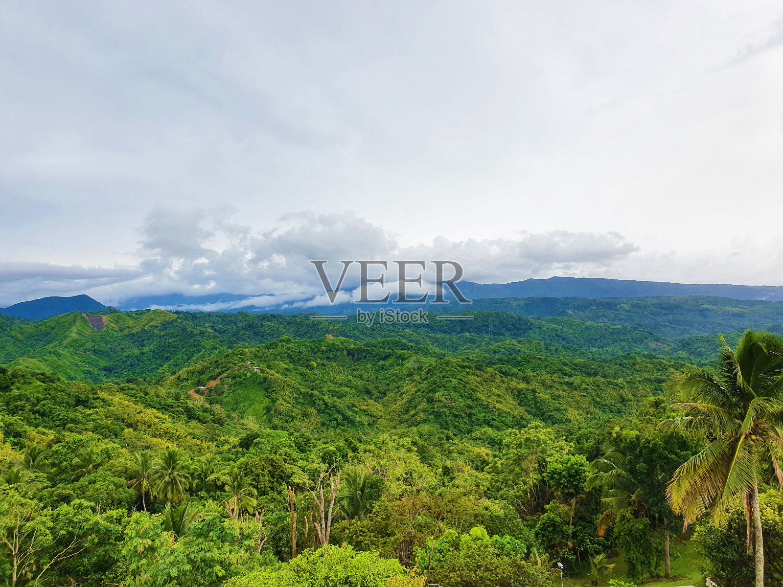 黎刹山壮丽的清晨景色，白色的天空照片摄影图片