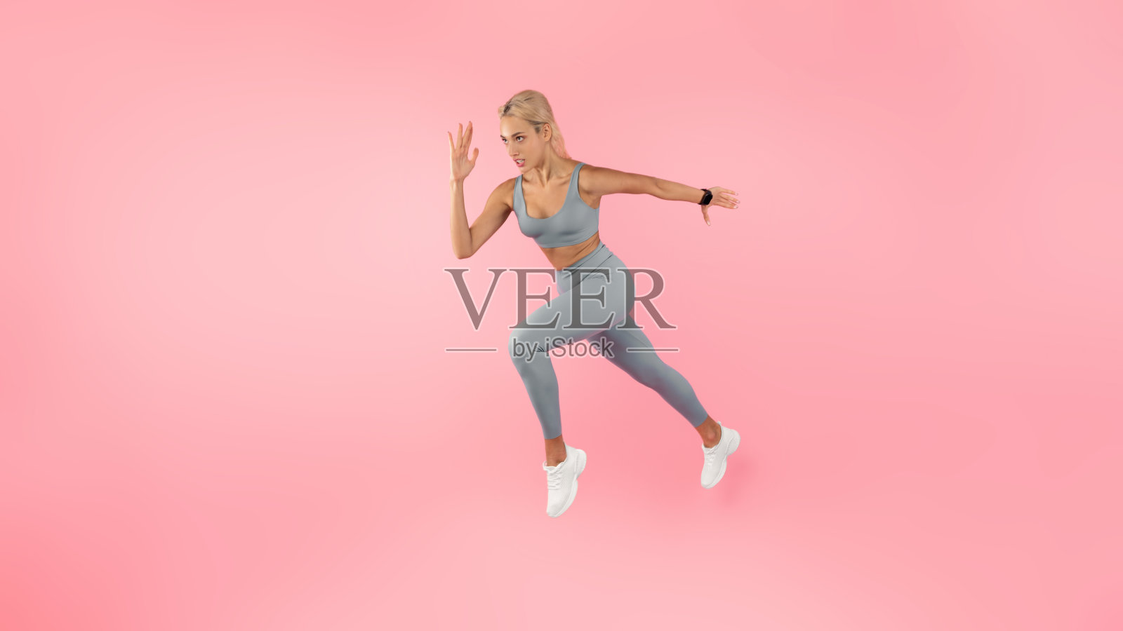 严肃的女人跑在粉红色的工作室背景照片摄影图片