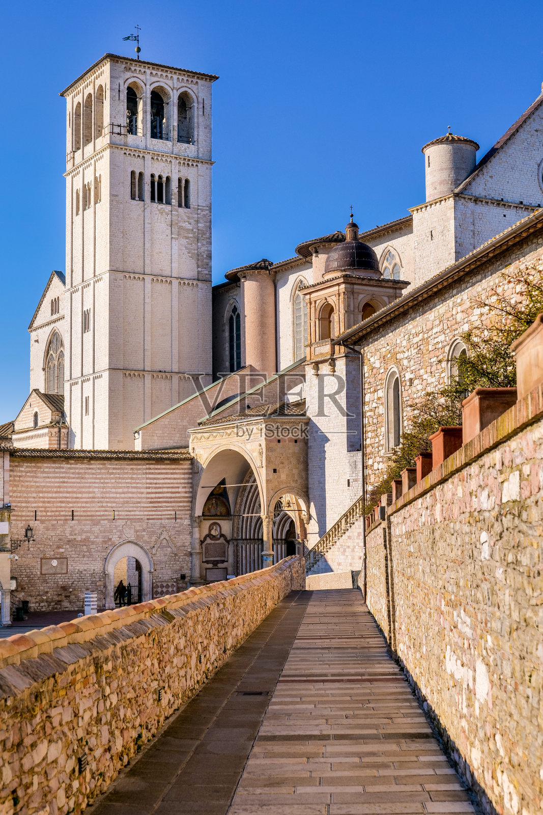 钟楼和圣弗朗西斯科大教堂位于翁布里亚的中世纪小镇阿西西照片摄影图片