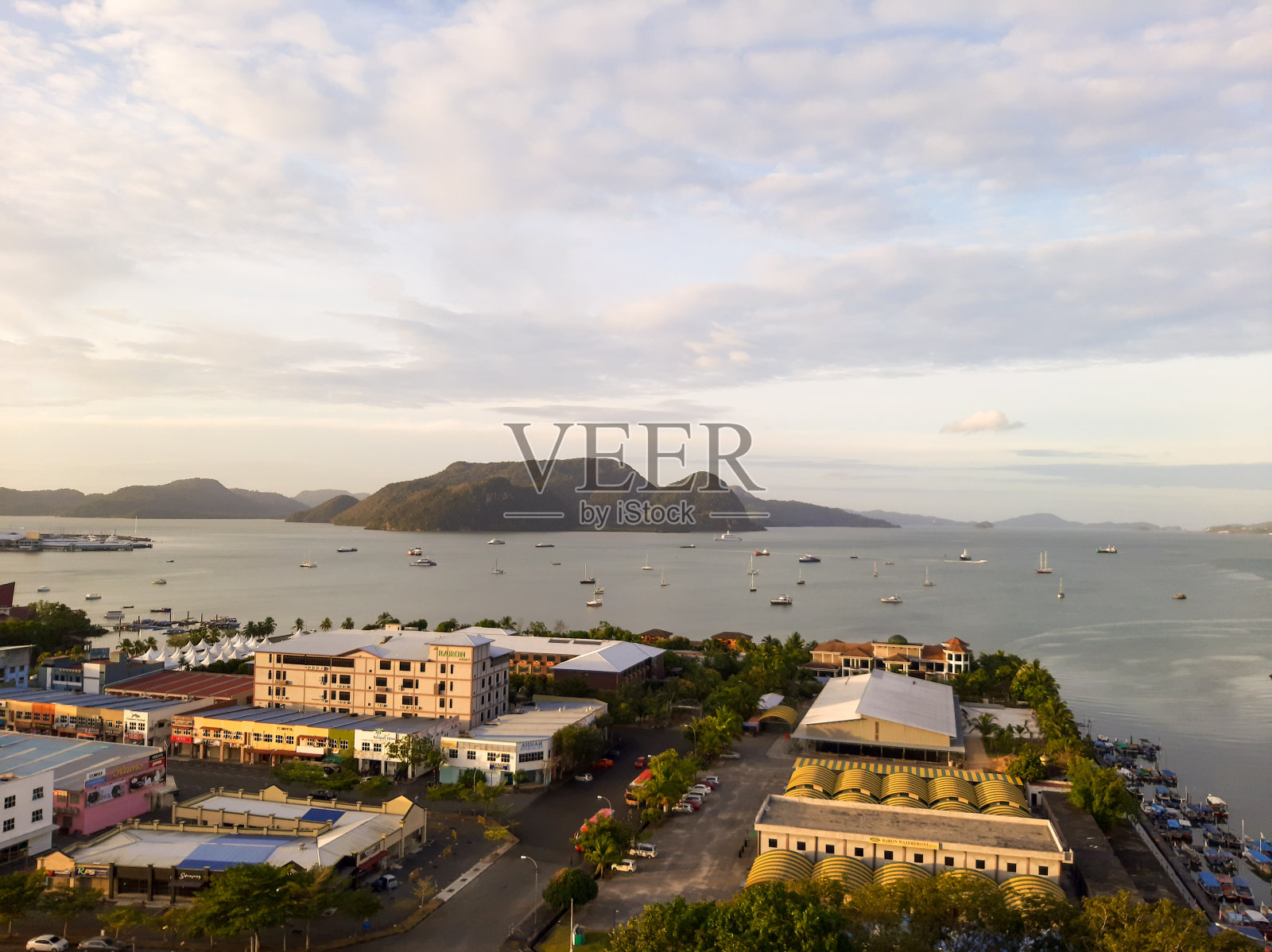海边的小游艇照片摄影图片