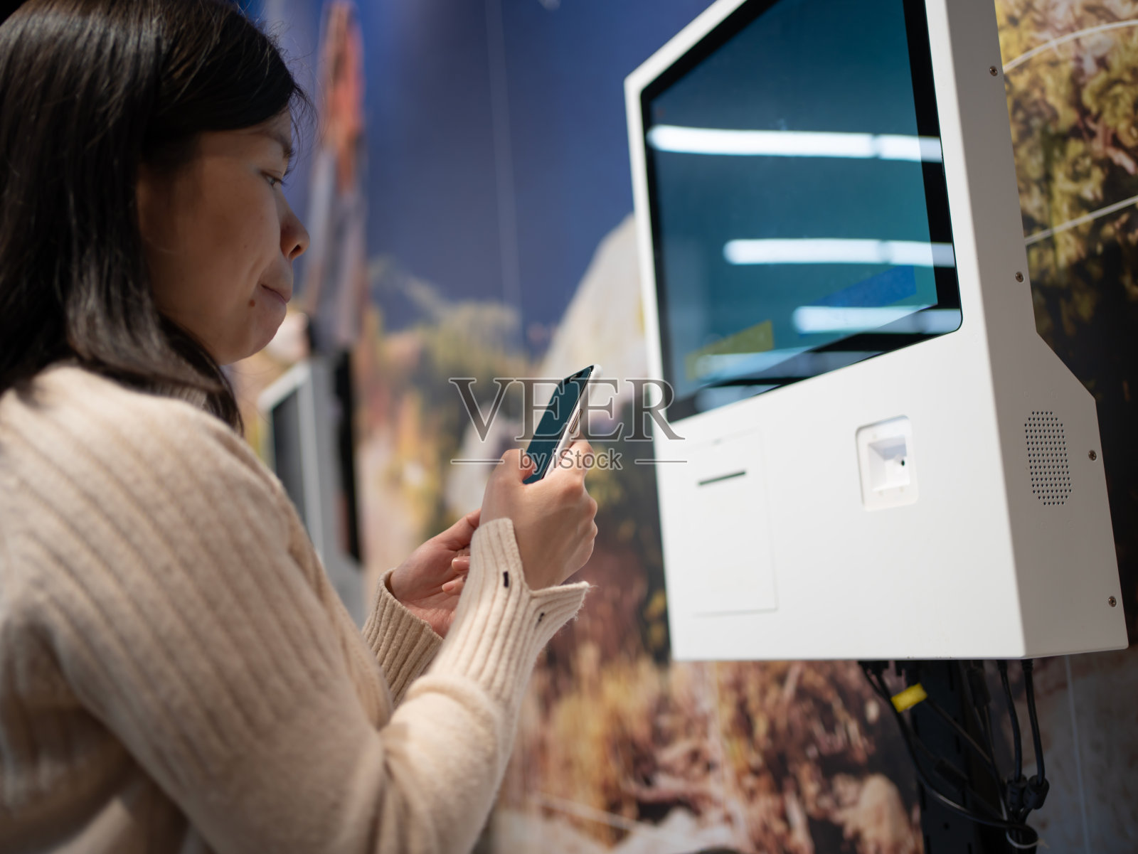 一名女子使用自助收银机结账照片摄影图片