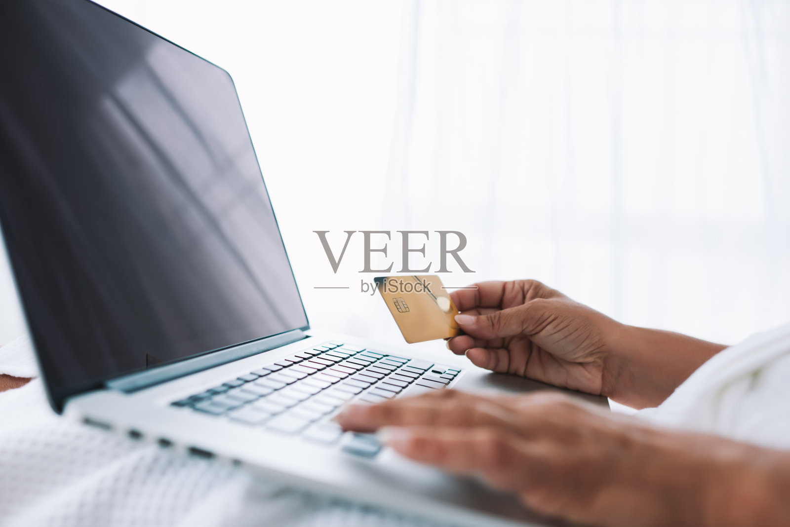 农妇在网上买东西照片摄影图片