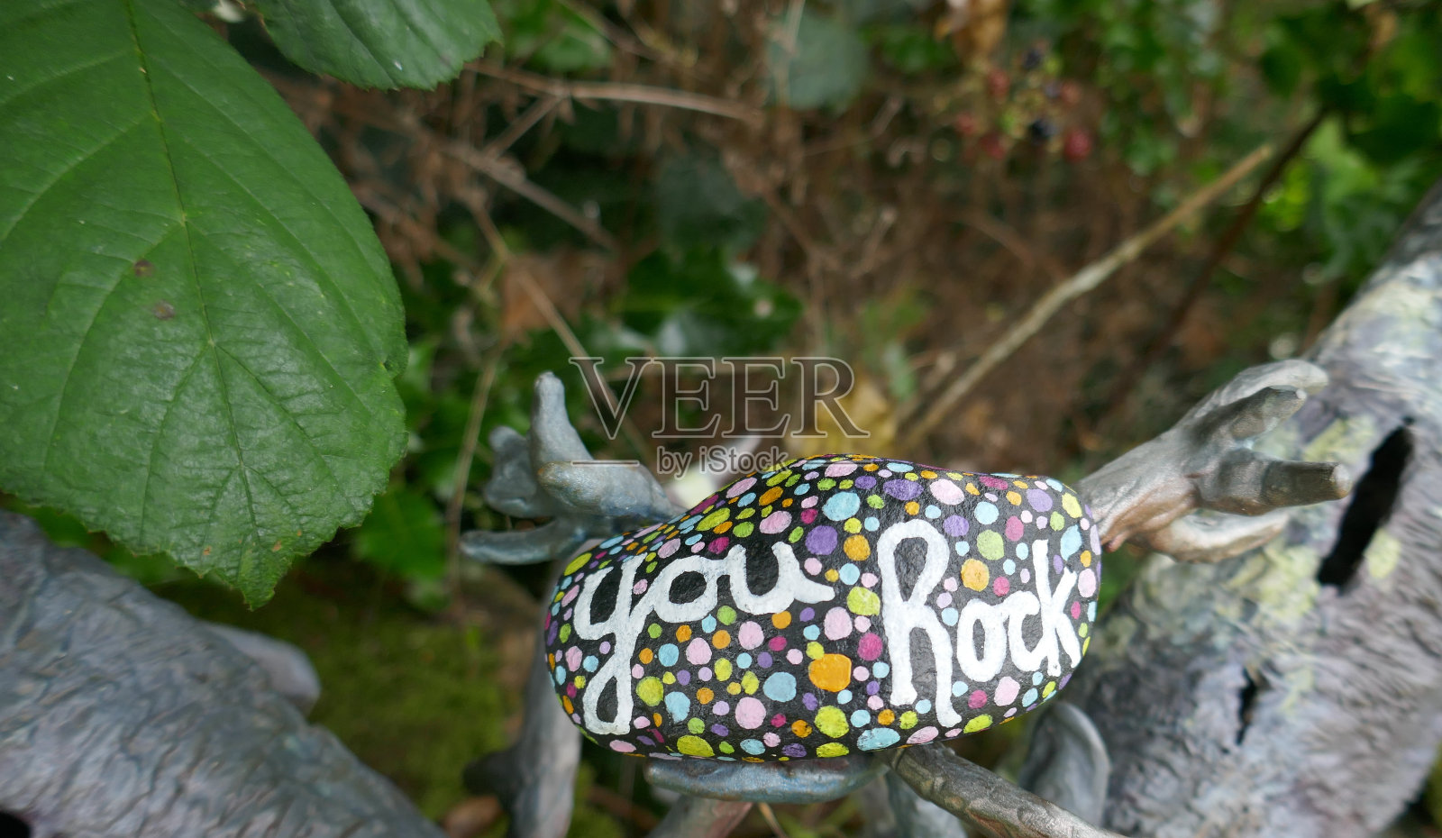 你的摇滚短信手绘善良的摇滚悬挂在户外艺术照片摄影图片