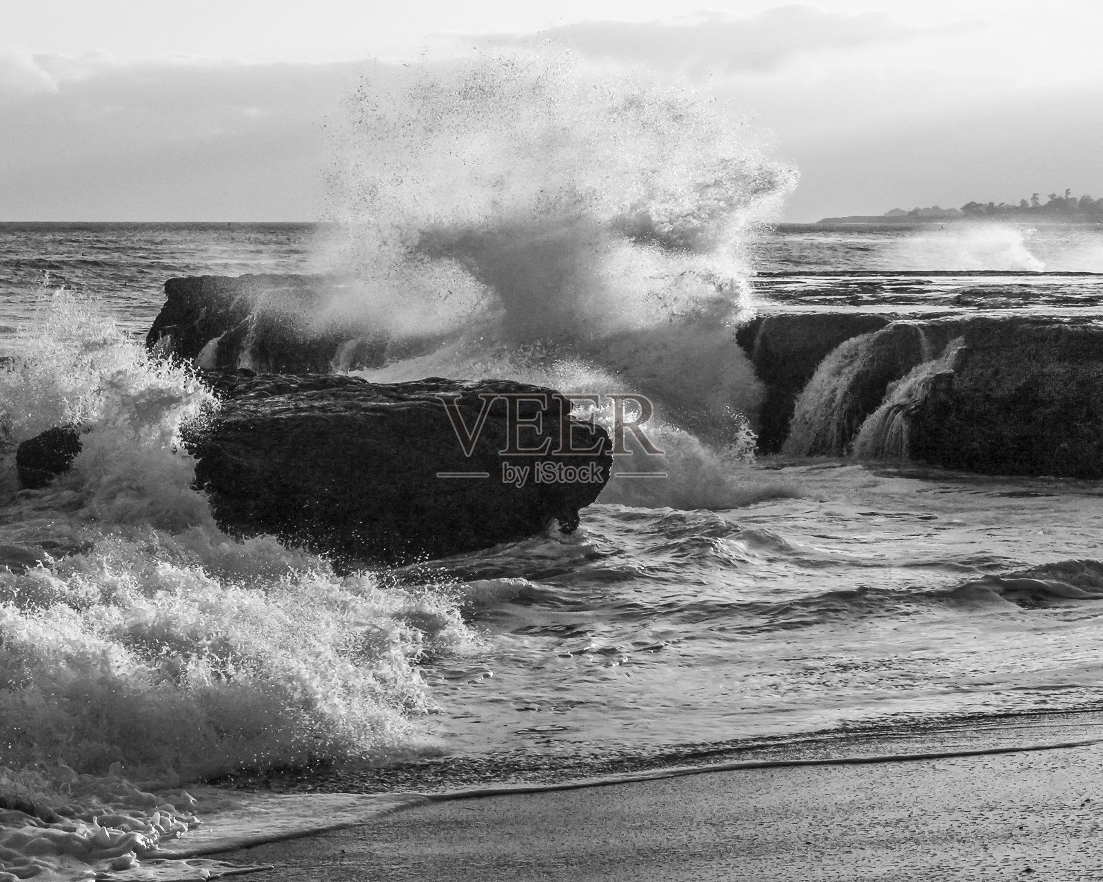 黑色和白色的海浪在加州的卡匹托拉照片摄影图片