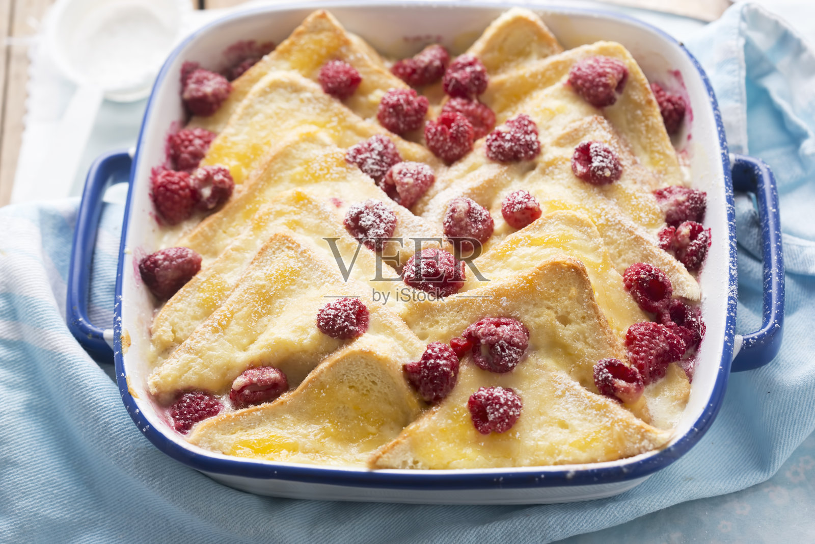 面包黄油布丁配柠檬凝乳，香草奶冻和覆盆子照片摄影图片