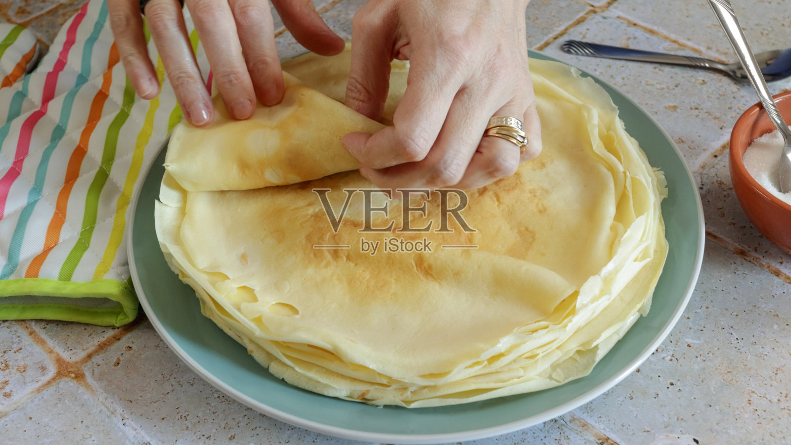 盘子上的一堆煎饼照片摄影图片