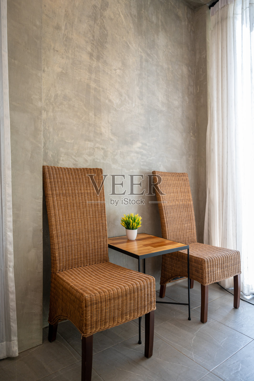 藤椅和一张小桌子照片摄影图片