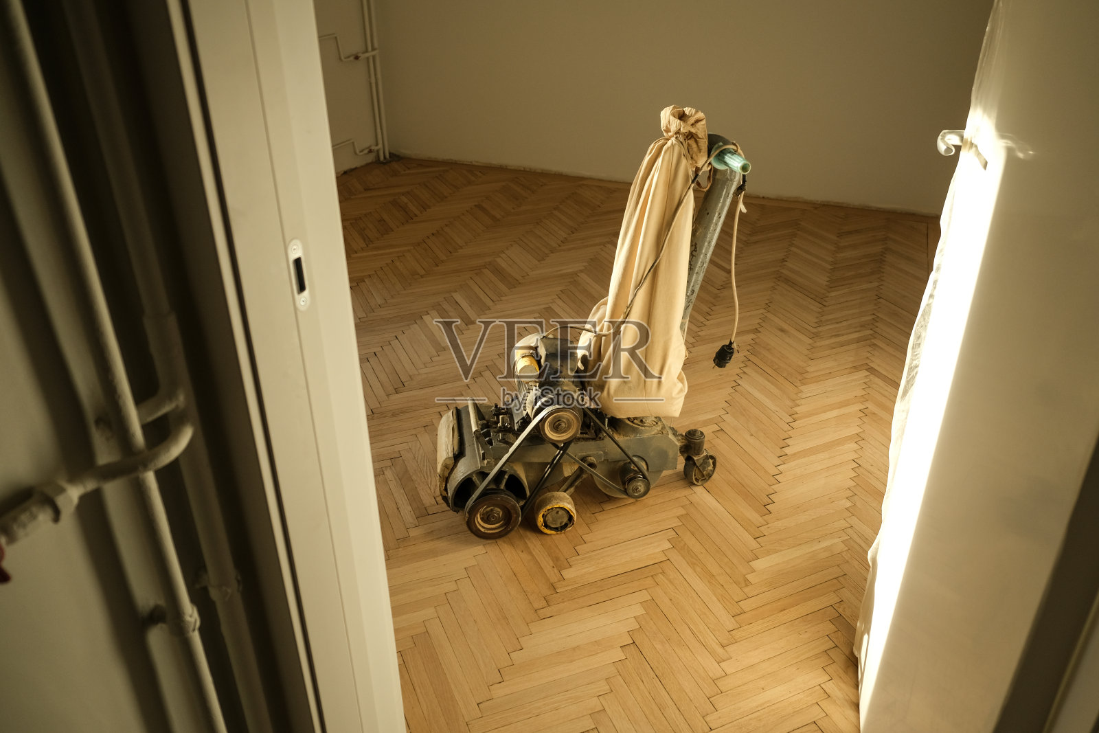 用砂光机打磨的旧橡木拼花。新住宅概念图。照片摄影图片