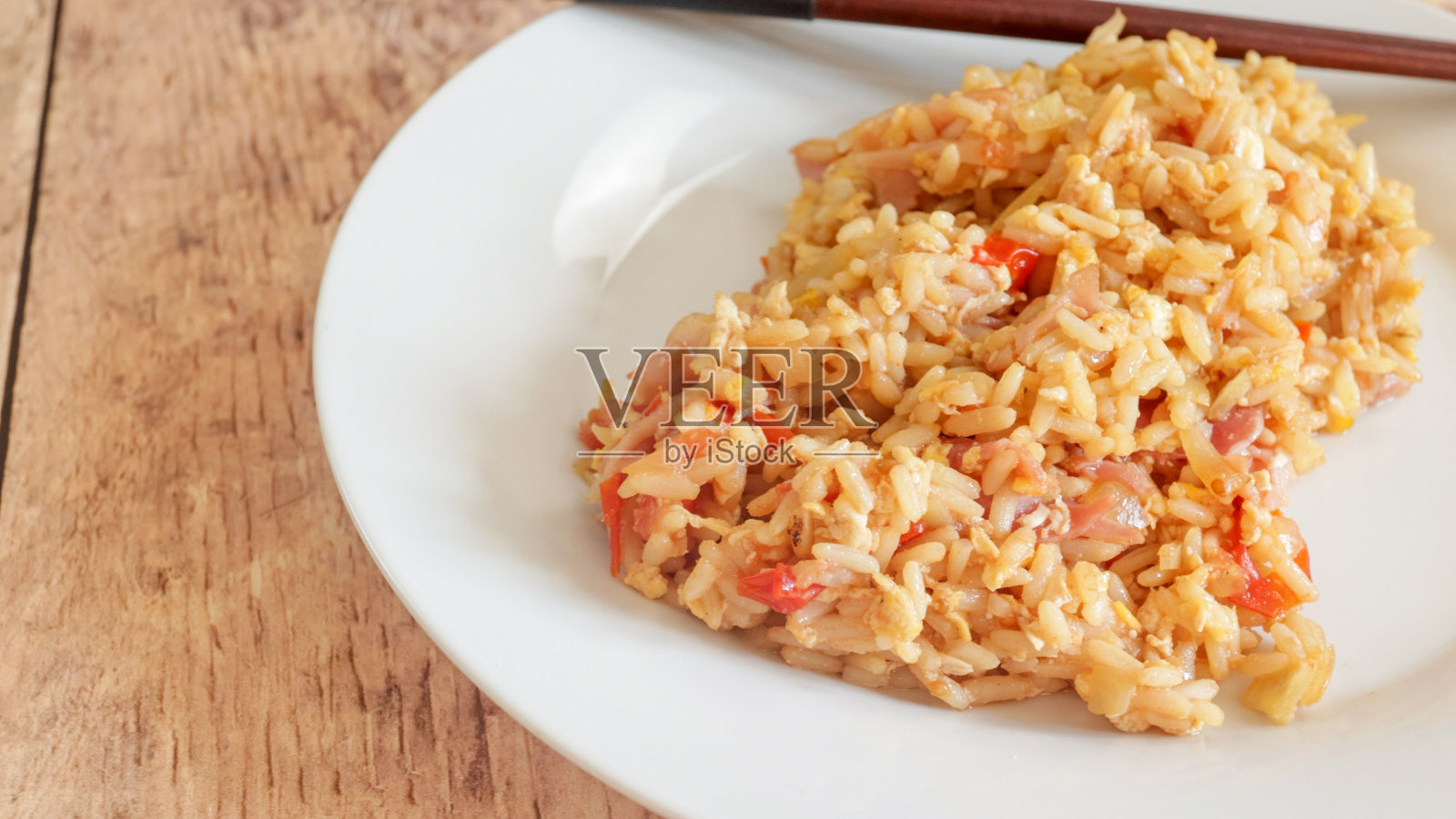 炒饭，特写，放在盘子里照片摄影图片