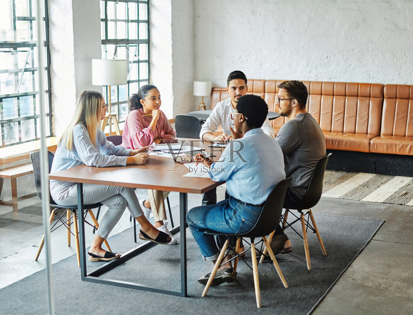 青年企业家会议办公室团队合作小组介绍研讨会男子企业家创业项目内部培训学生教育领导讲解照片摄影图片