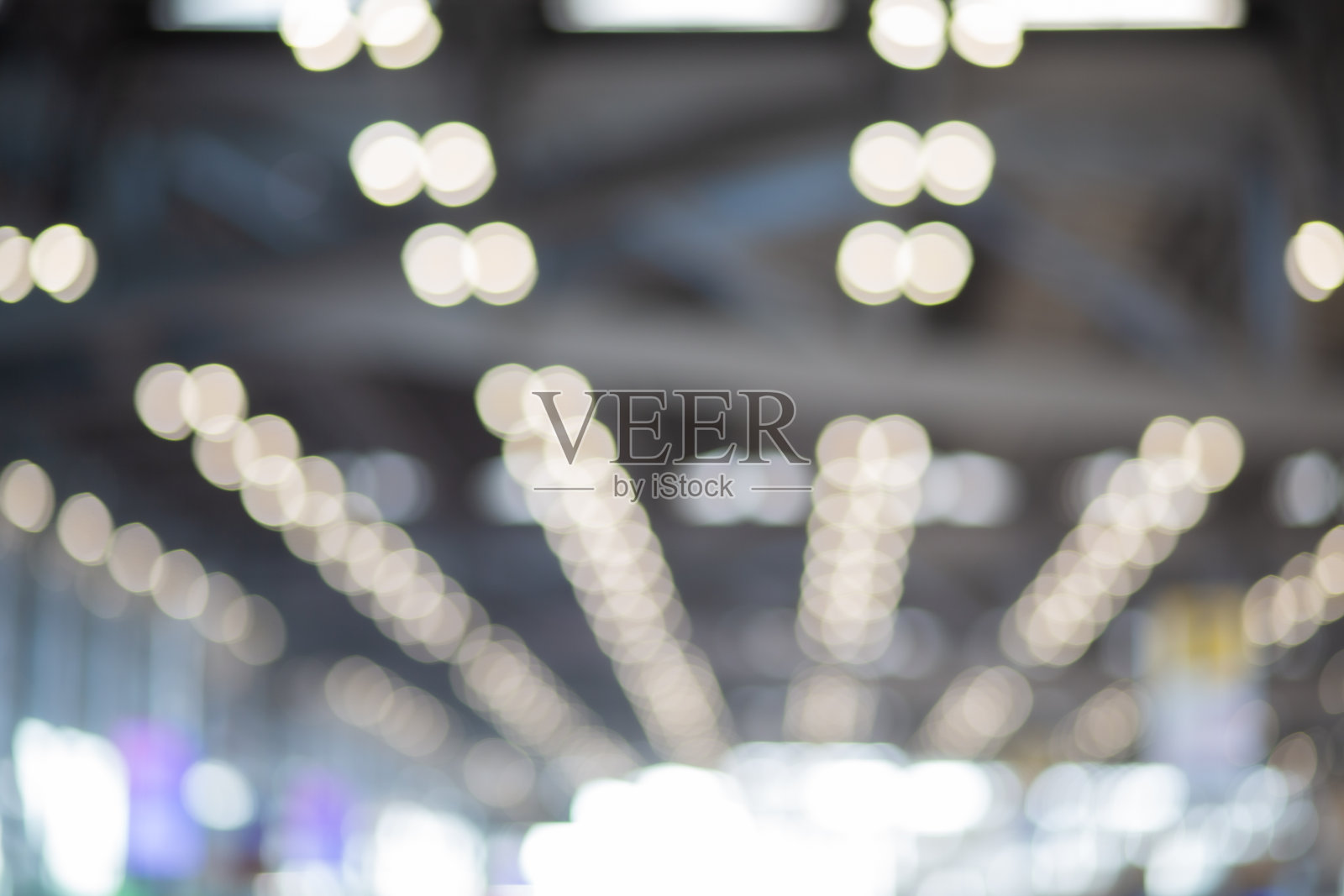 天花板模糊的图像和模糊的灯光。照片摄影图片