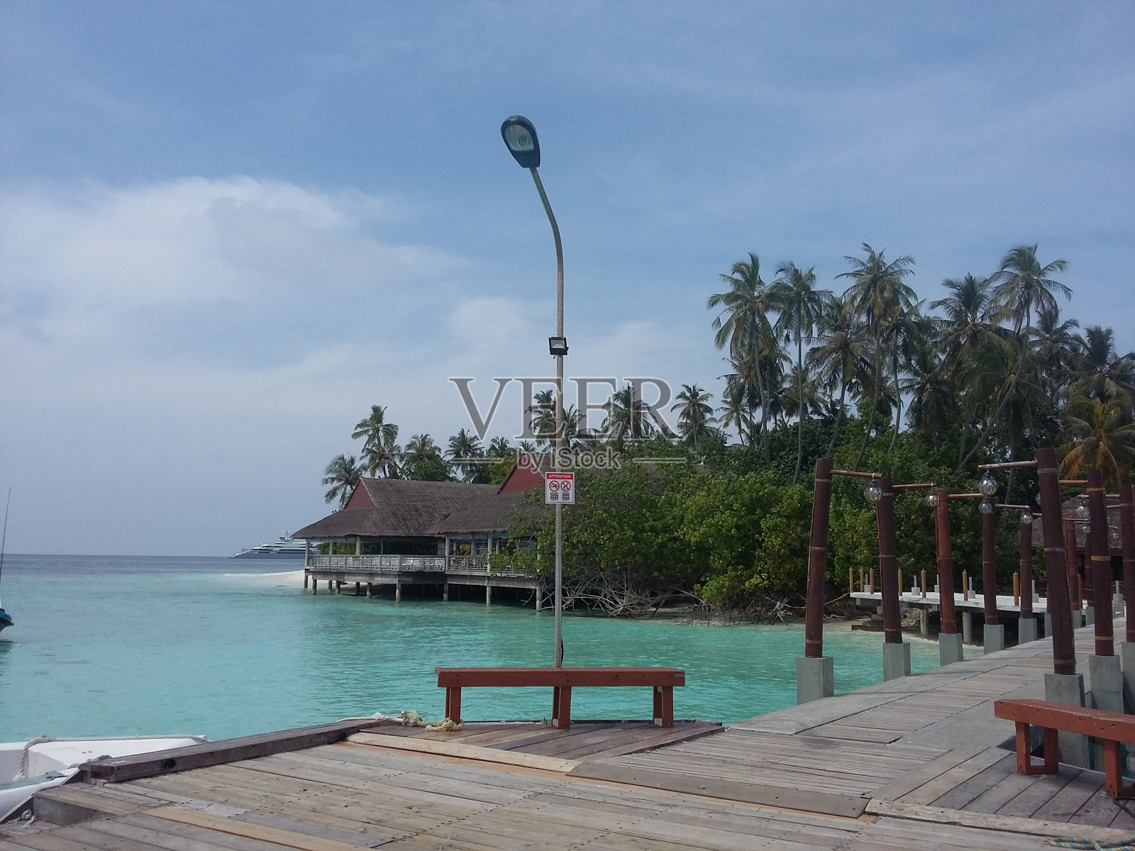 印度洋上的马尔代夫群岛棕榈树和白沙让人放松照片摄影图片