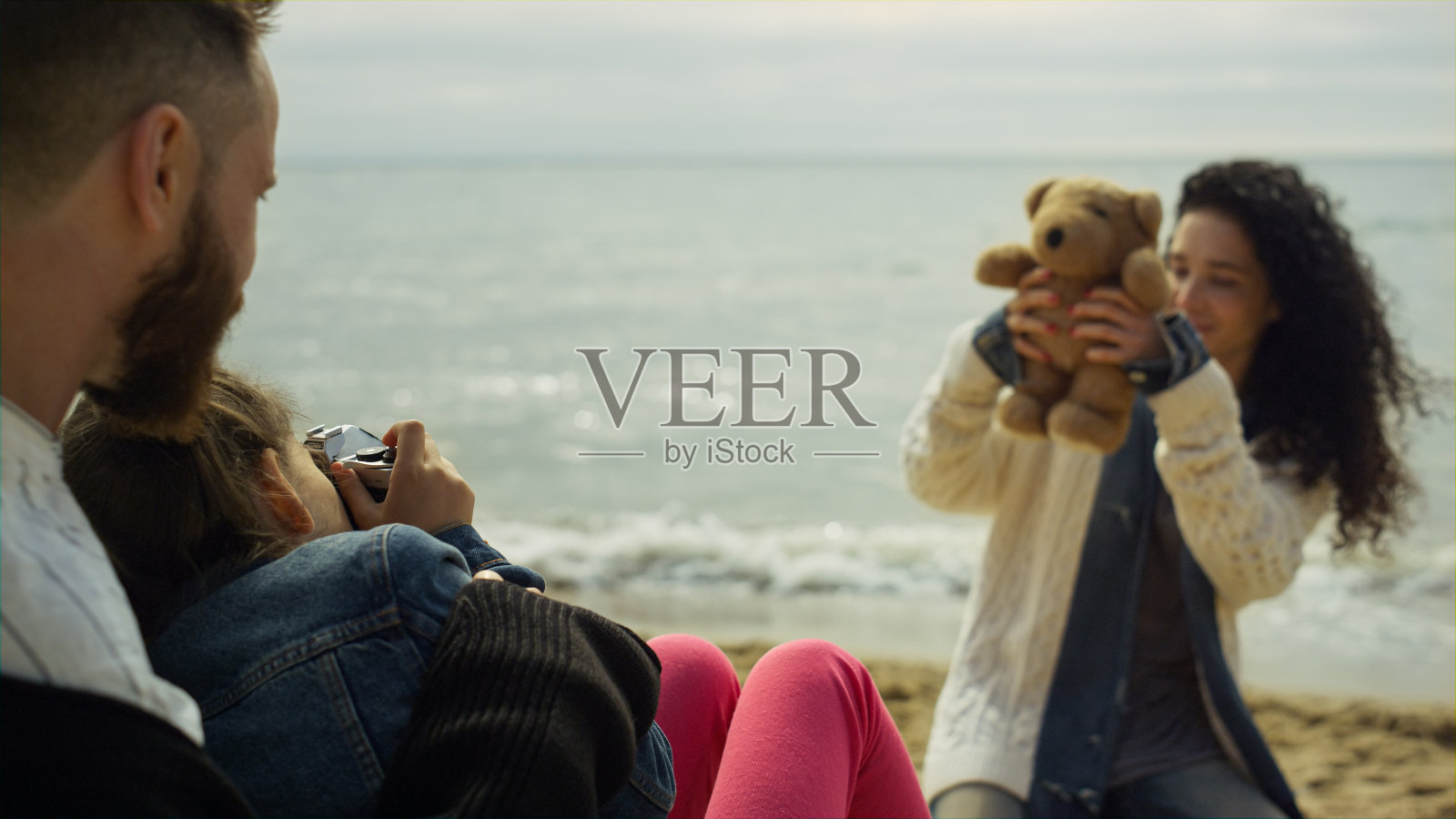 一家人在海边度假。爸爸，妈妈，孩子们在春岸上休息。照片摄影图片