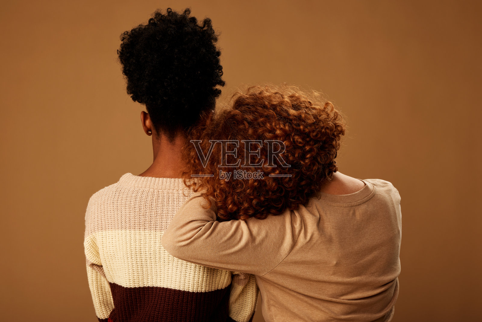 多元文化的女孩在工作室摆姿势的美丽照片。照片摄影图片