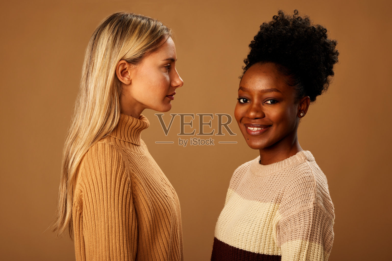 多元文化的女孩在工作室摆姿势，同时看着相机的肖像。照片摄影图片