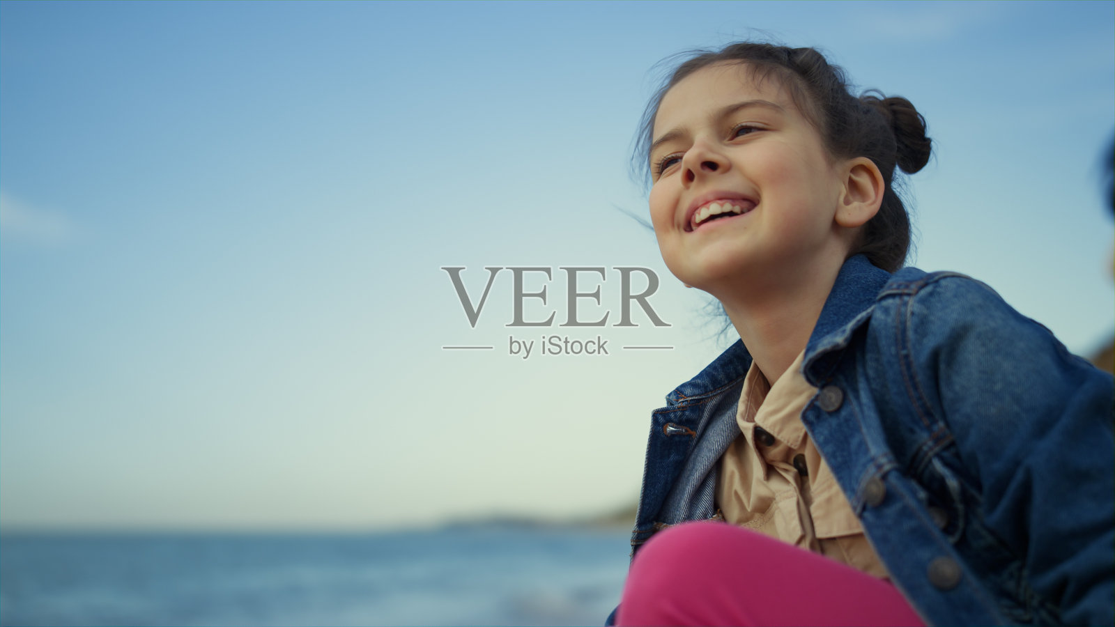 微笑的女孩在暑假享受海滩。快乐的孩子看着海洋自然。照片摄影图片